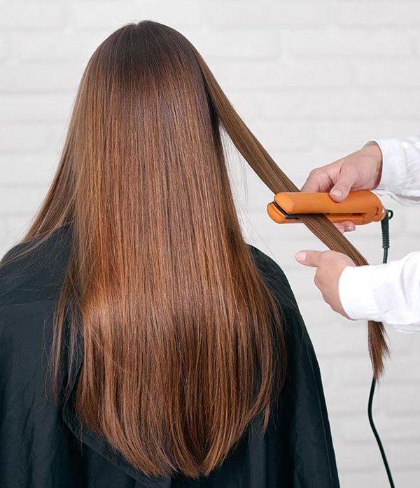 Una mujer se está cortando el pelo en una peluquería.