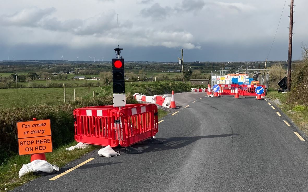 A road with a red light and a sign that says ' pilot hut ' on it