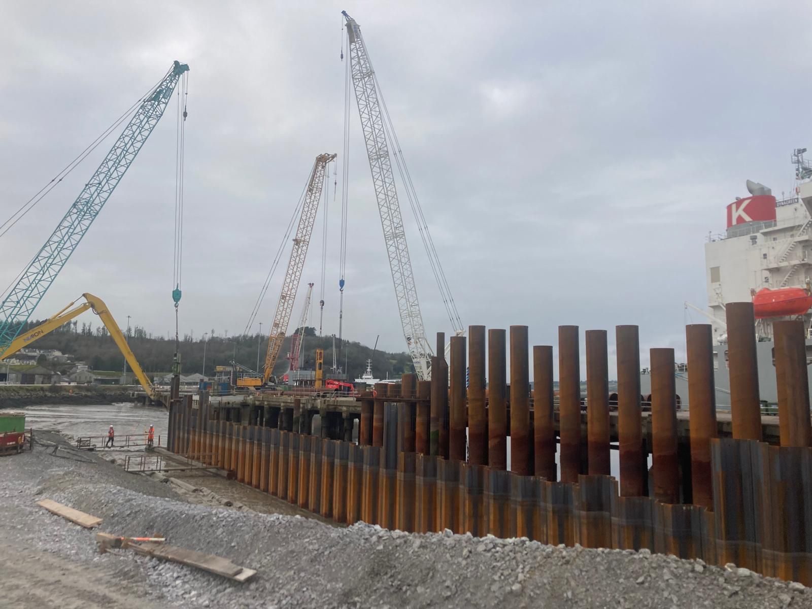 A large ship with the letter k on the top of it