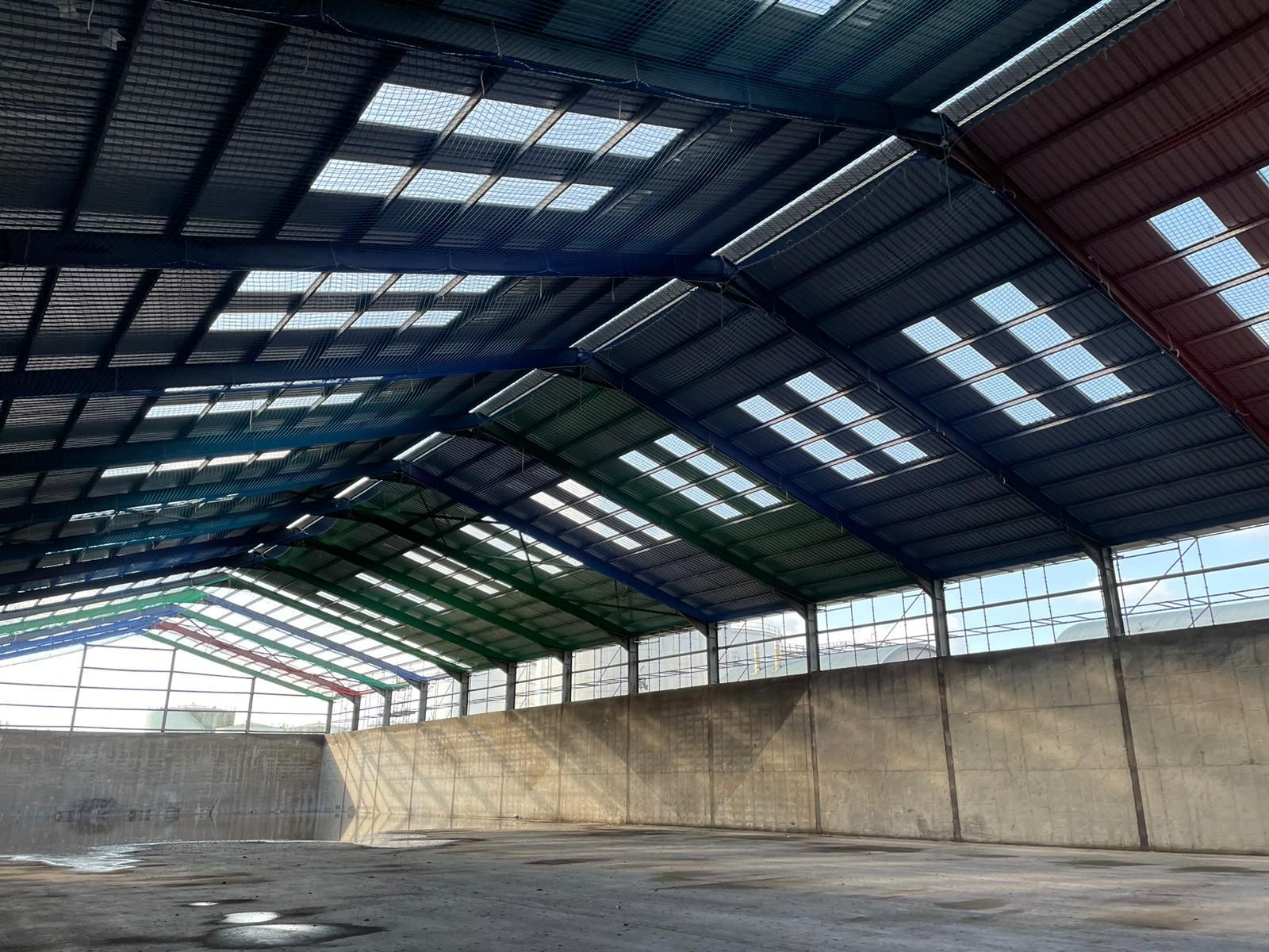 A large building with a roof that has a lot of windows