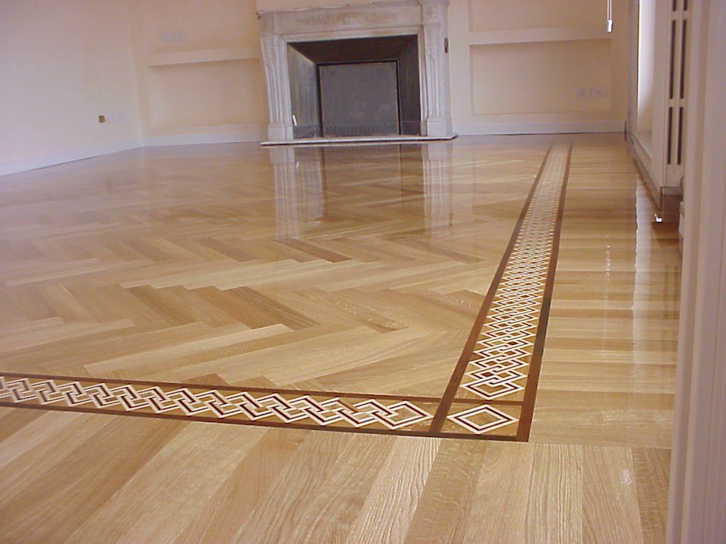 parquet appena posato in un salone con colonne