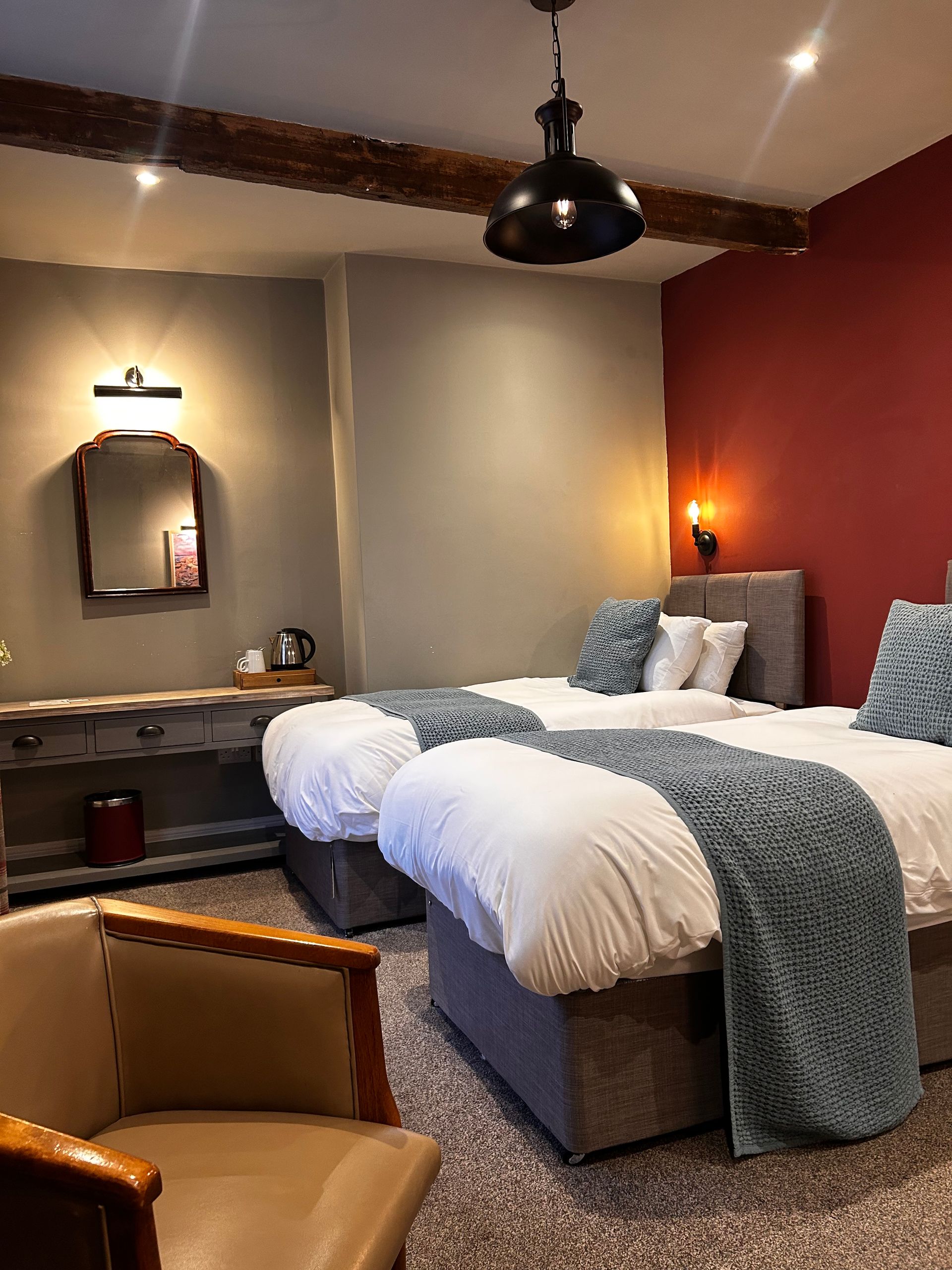 Double bedroom with a smart TV in a hotel in The Acle Steak