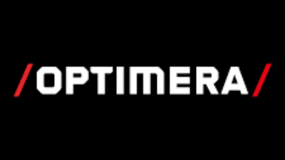 Optimera-logoen er hvit og rød på svart bakgrunn.