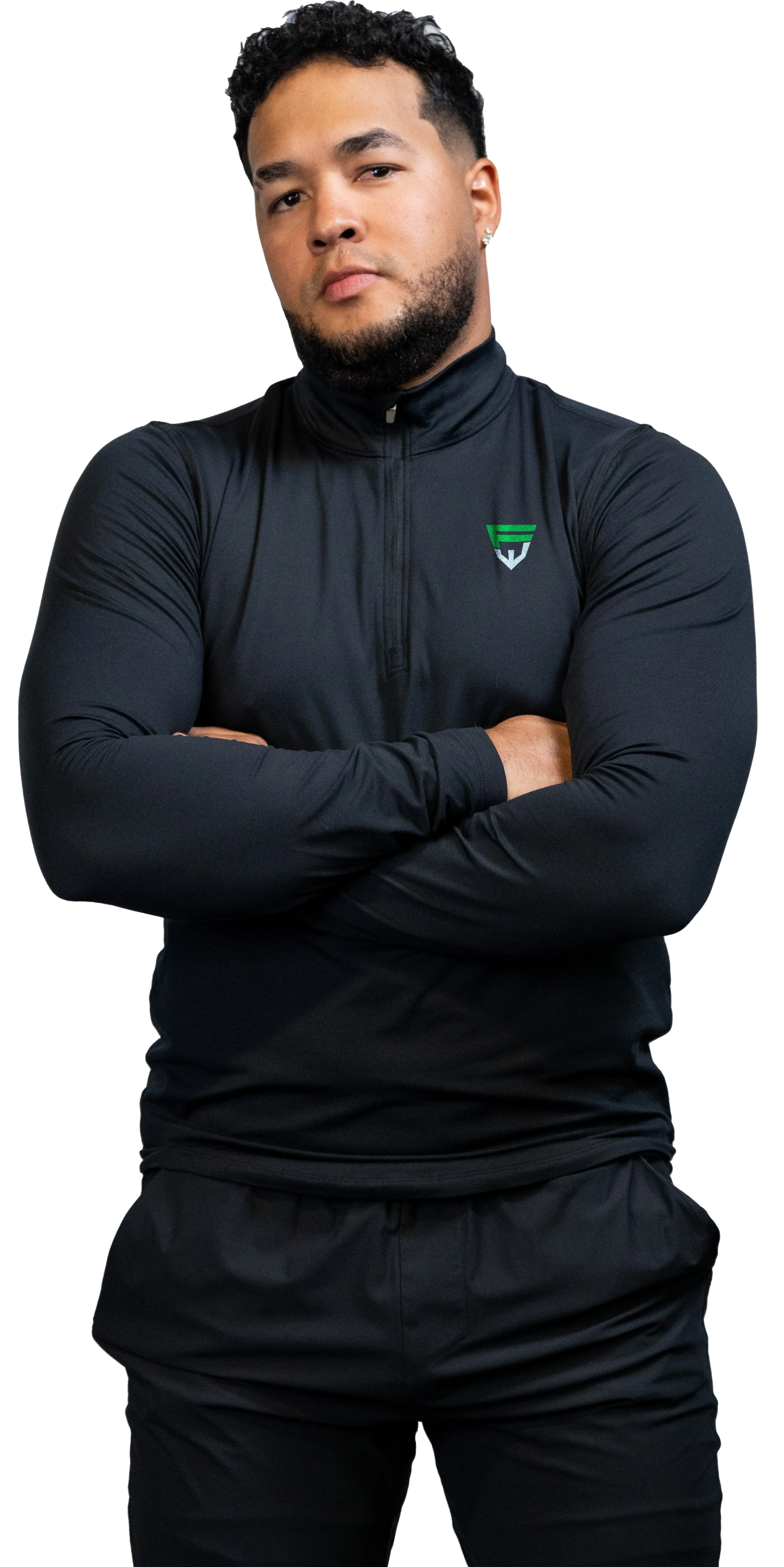 Man in black athletic wear with arms crossed, looking at the viewer. WilFit - Planes de entrenamiento y Nutrición