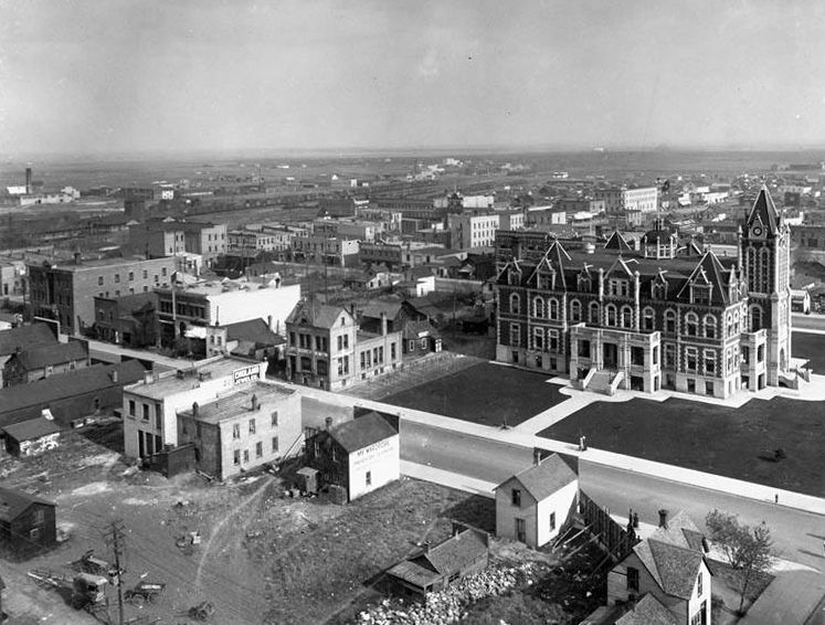 A black and white historic photo of Regina, SK with a large building in the middle