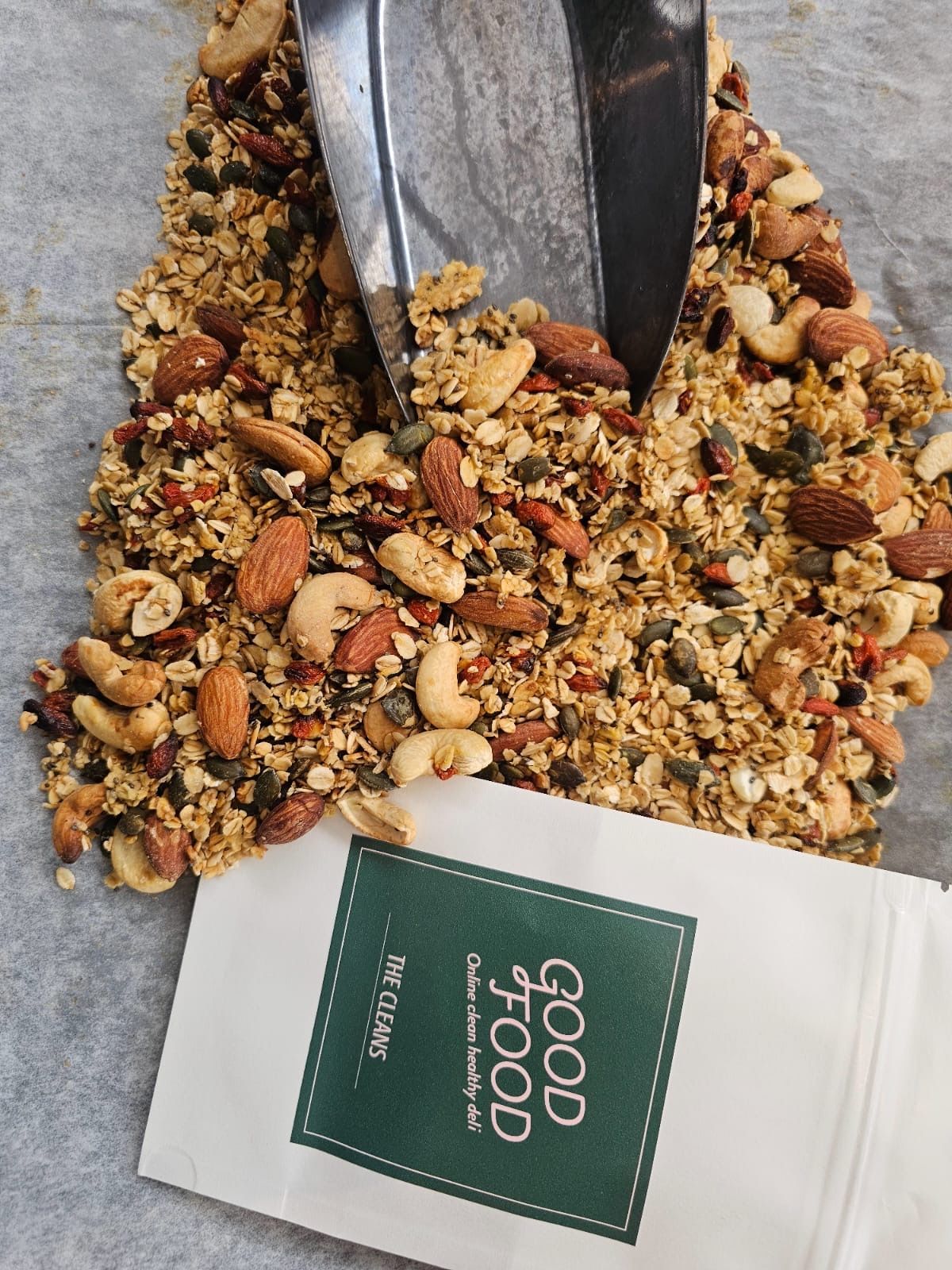 שקית גרנולה אוכל טובה ליד ערימת גרנולה