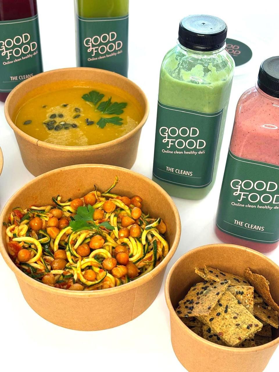 שולחן שעליו קערות אוכל ובקבוקי אוכל טוב