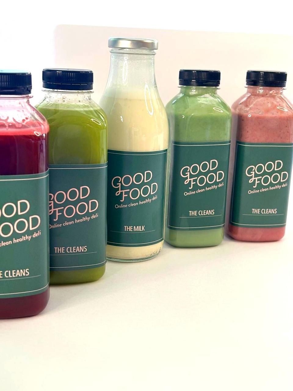 קבוצה של בקבוקי מיץ אוכל טוב מסודרת על השולחן.