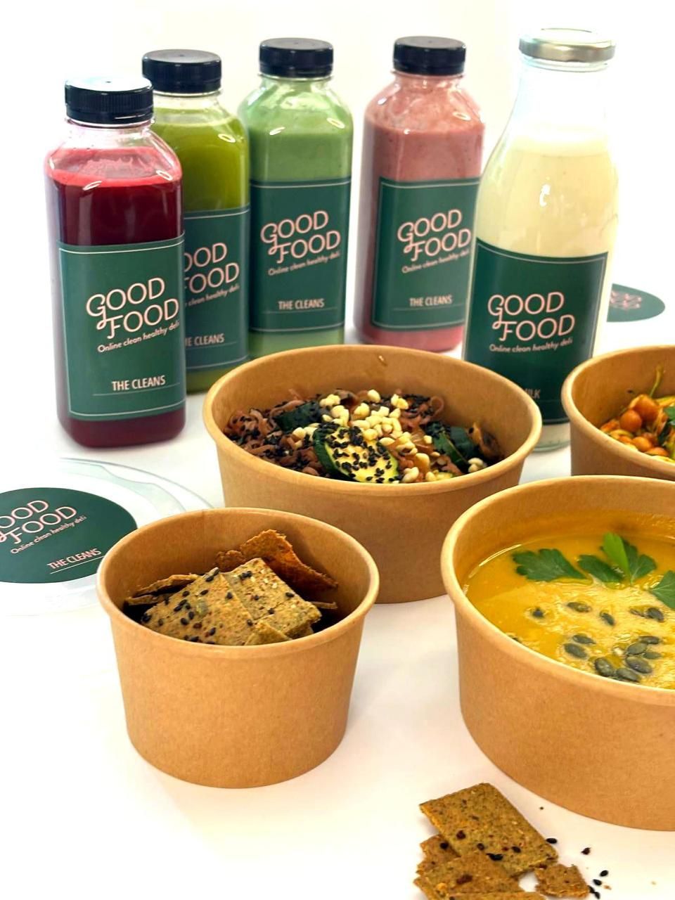 בקבוקי אוכל טוב יושבים ליד קערות אוכל