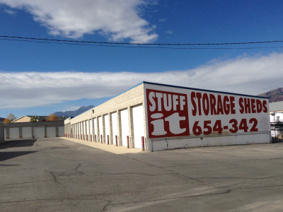 A building that says stuff storage sheds on it
