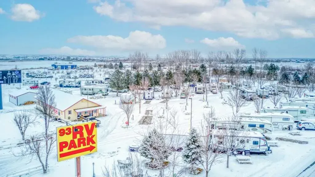 A close up of a gray background with a blue border.