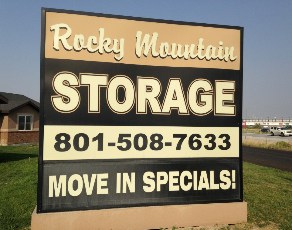 A sign that says rocky mountain storage on it