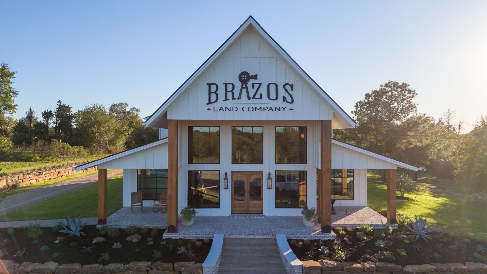 A large white building with the word brazus on it