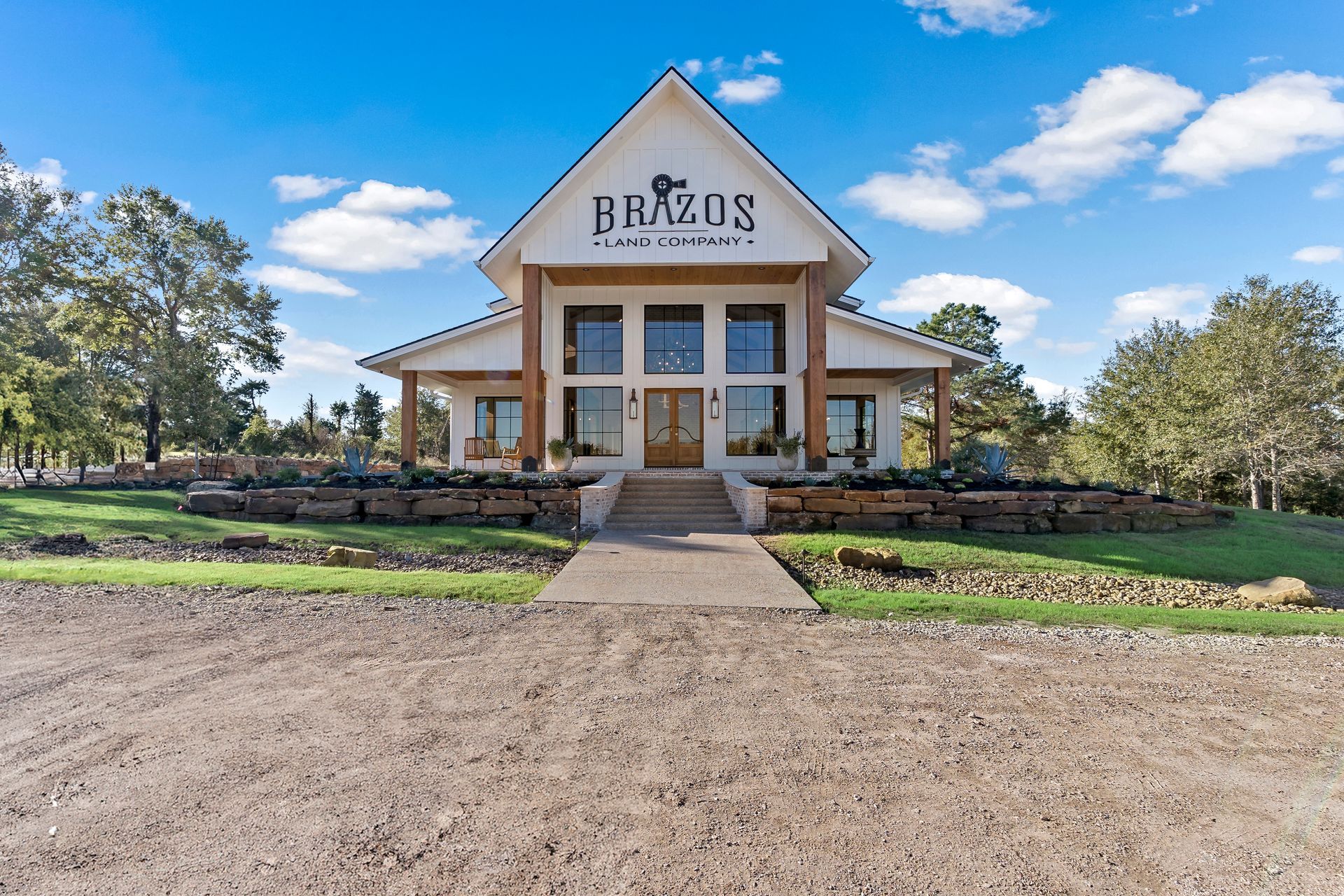 A large white building with the word brazos on it
