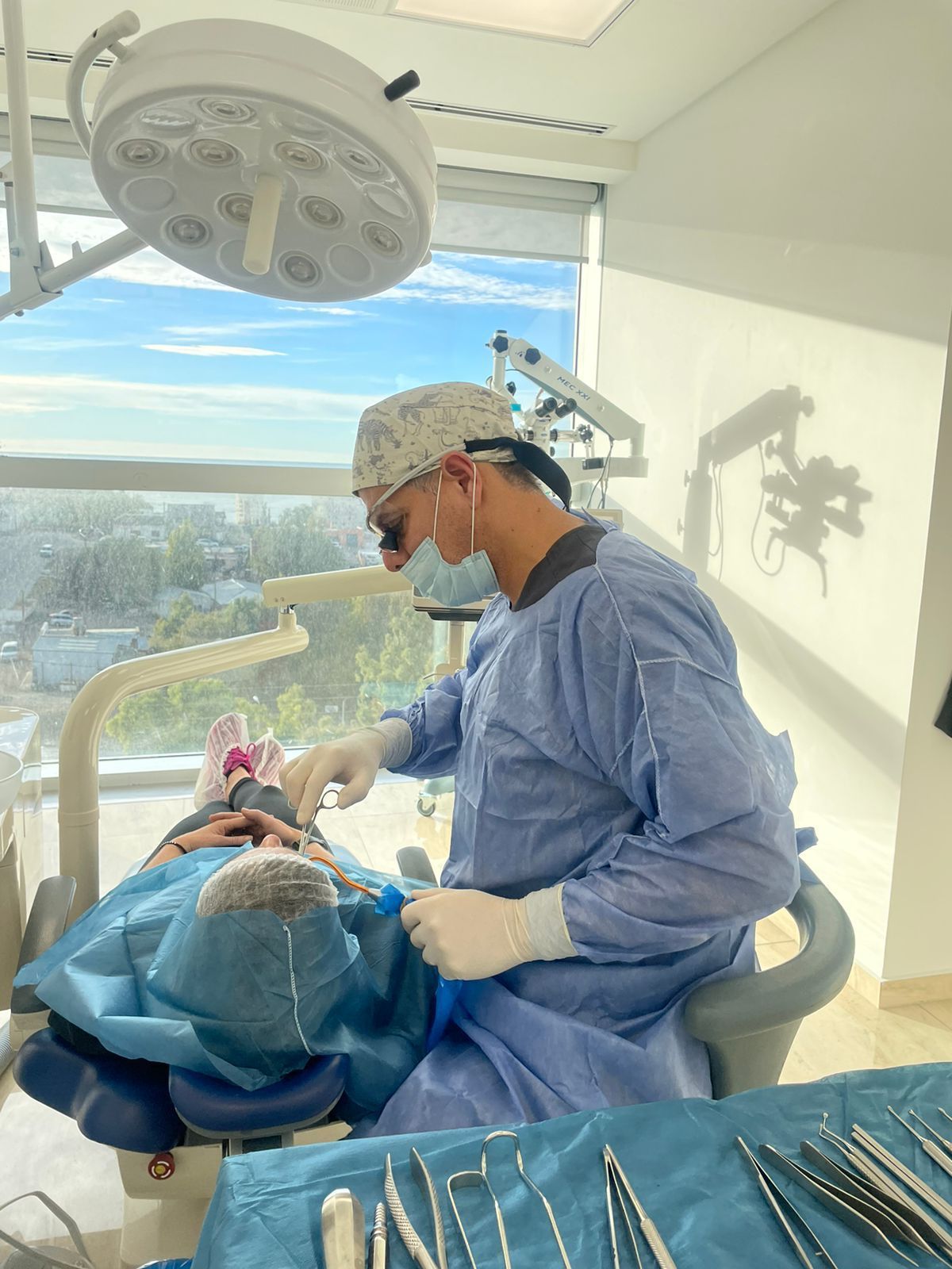 Cirujano realizando un procedimiento a un paciente en un consultorio dental estéril