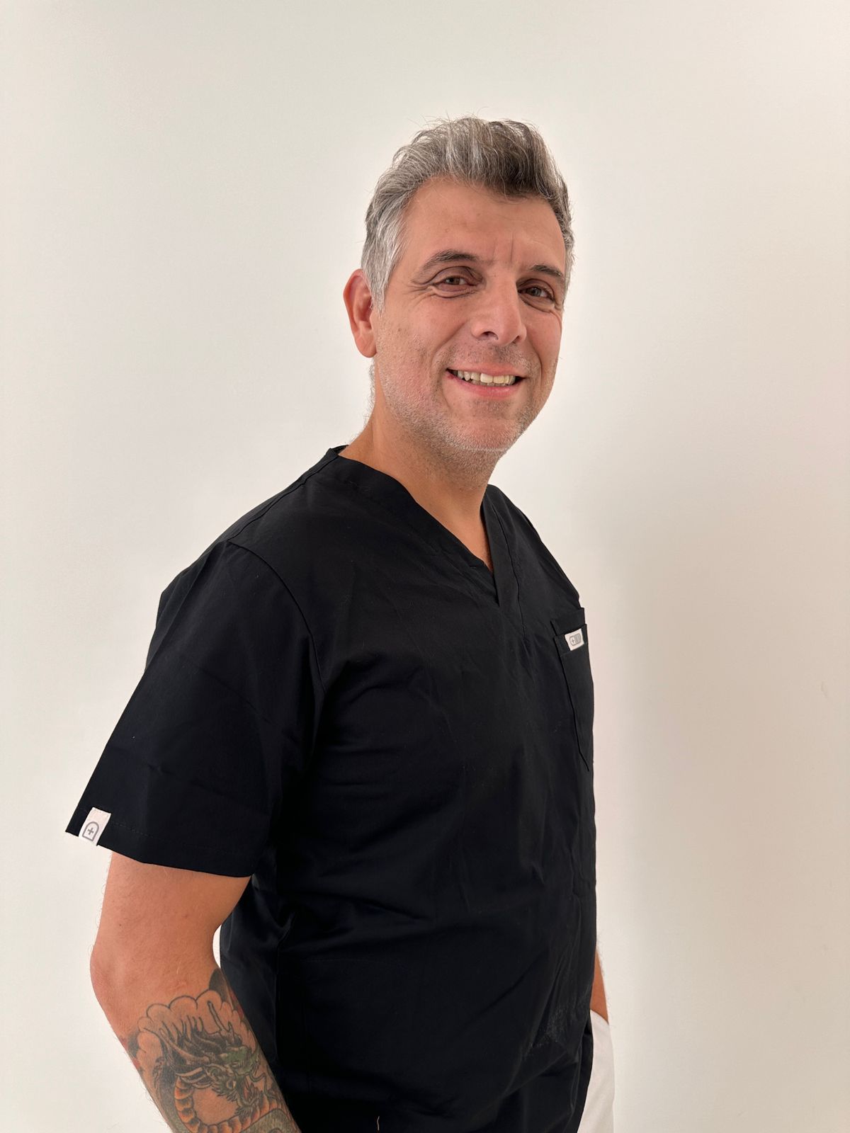 Primer plano de los dientes frontales inferiores y las encías de una persona