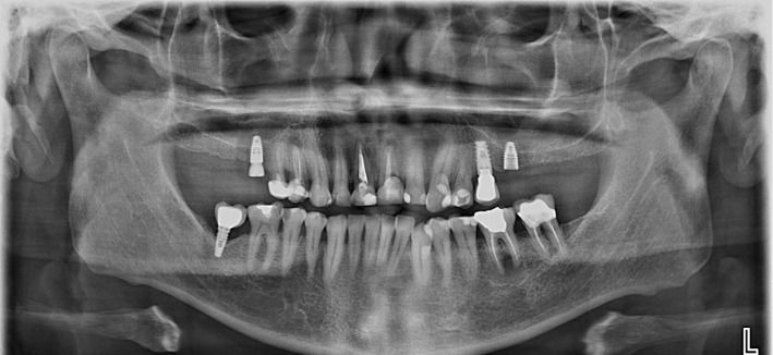 Un grupo de personas está sentado en mesas largas en una sala de conferencias.