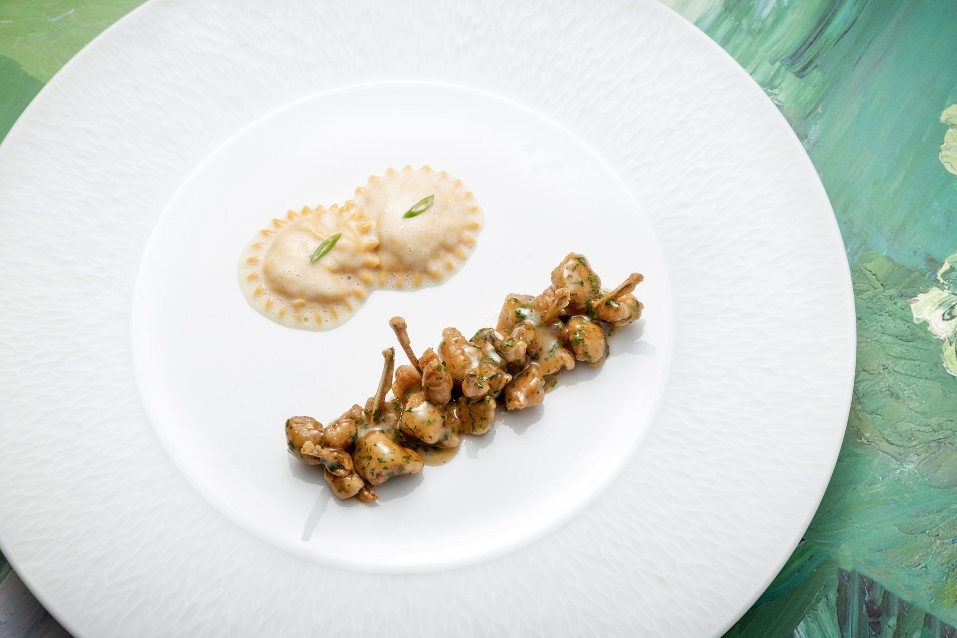 Une assiette blanche surmontée d'un visage souriant fait de nourriture.