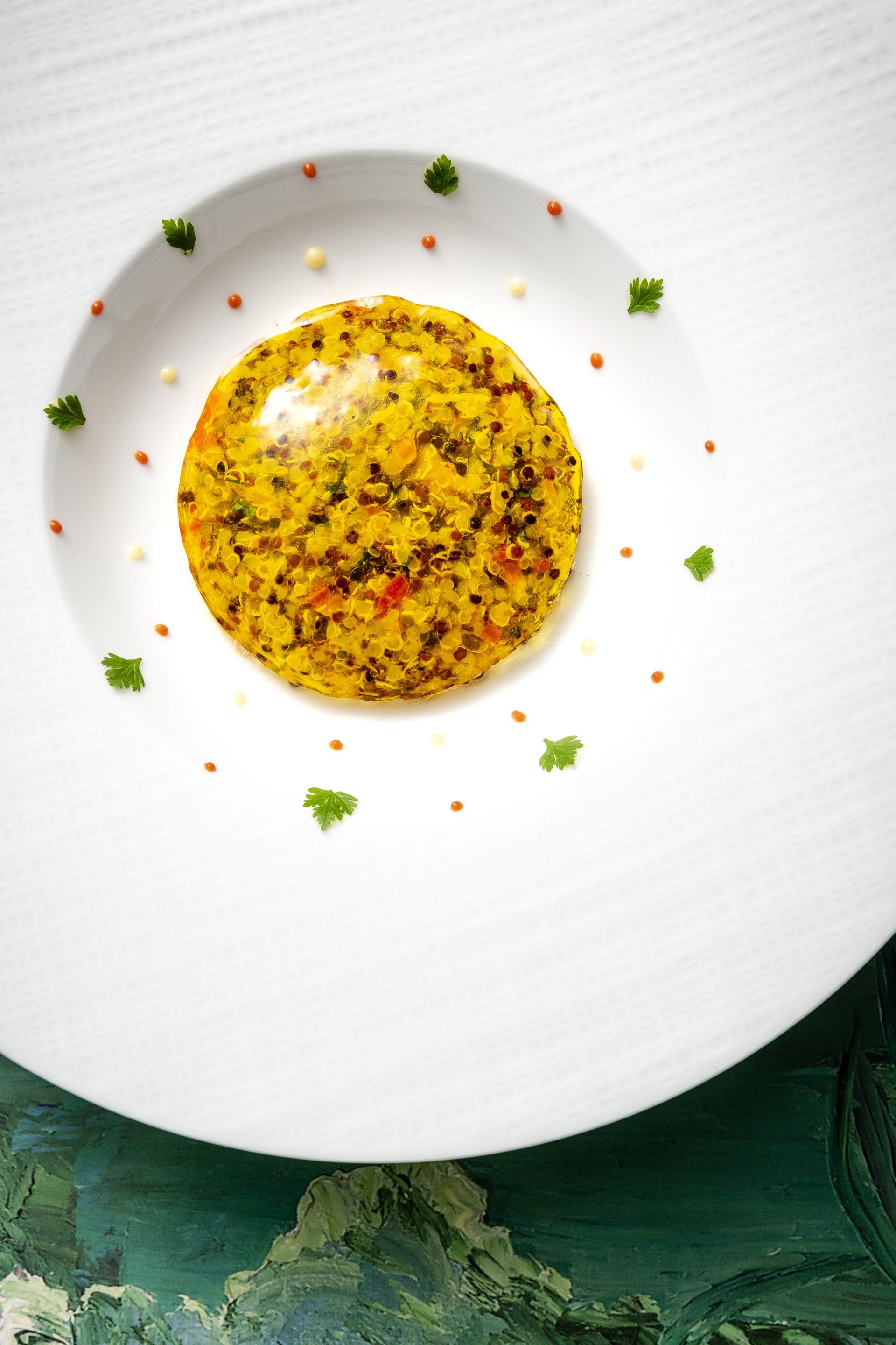 Une assiette blanche surmontée d'un cercle jaune de nourriture