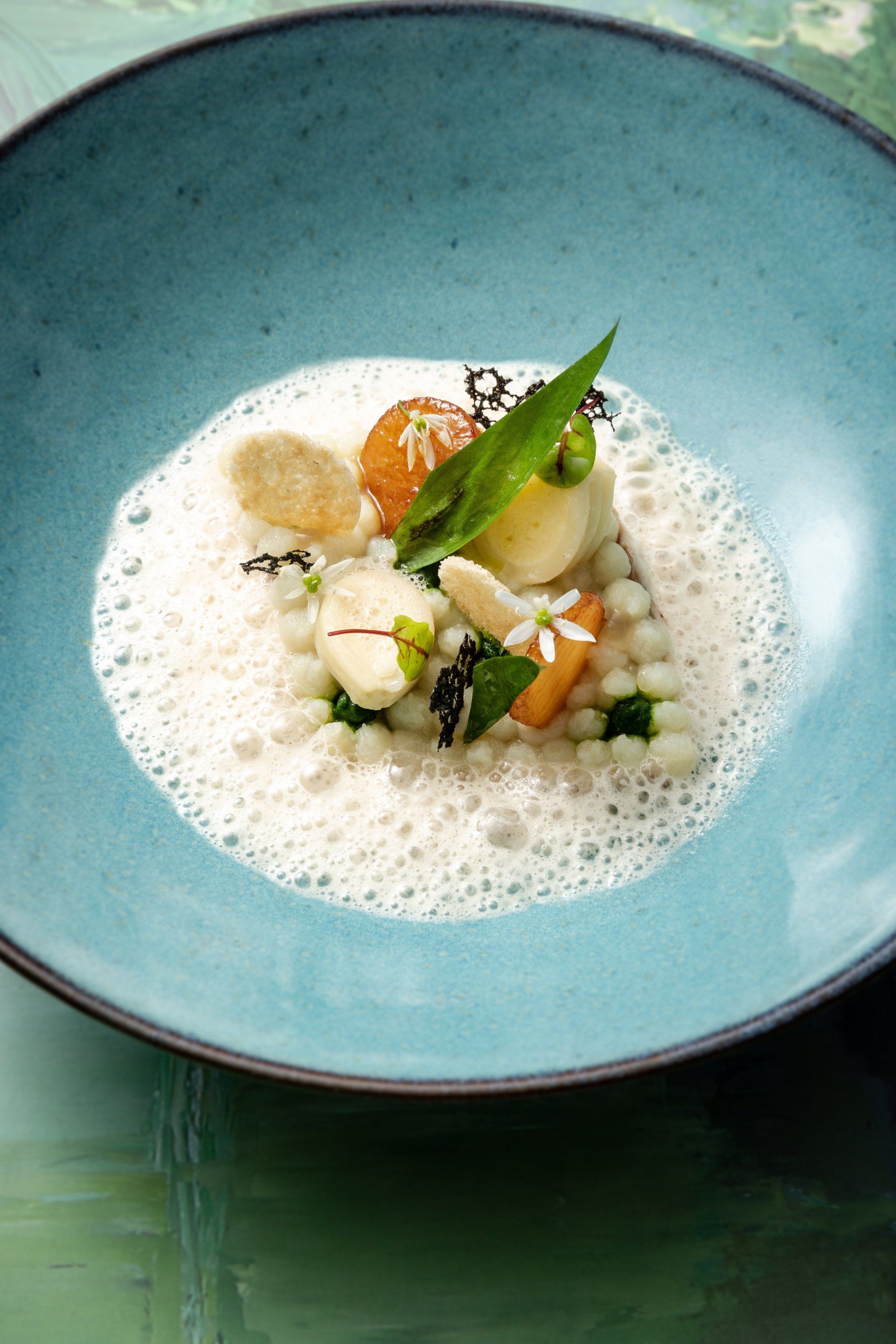 Un gros plan d'un bol de nourriture sur une table.