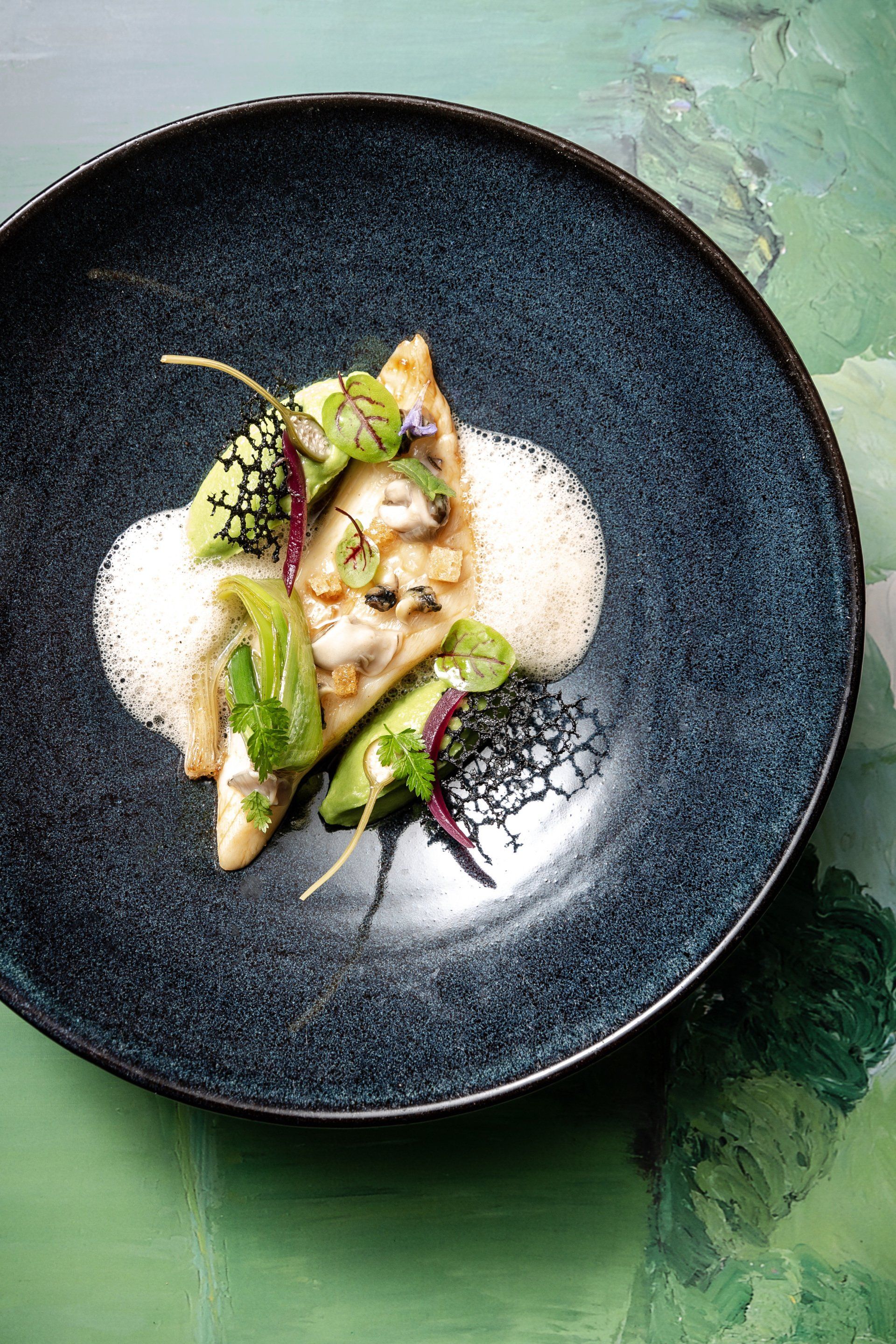 Un gros plan d'une assiette de nourriture sur une table.