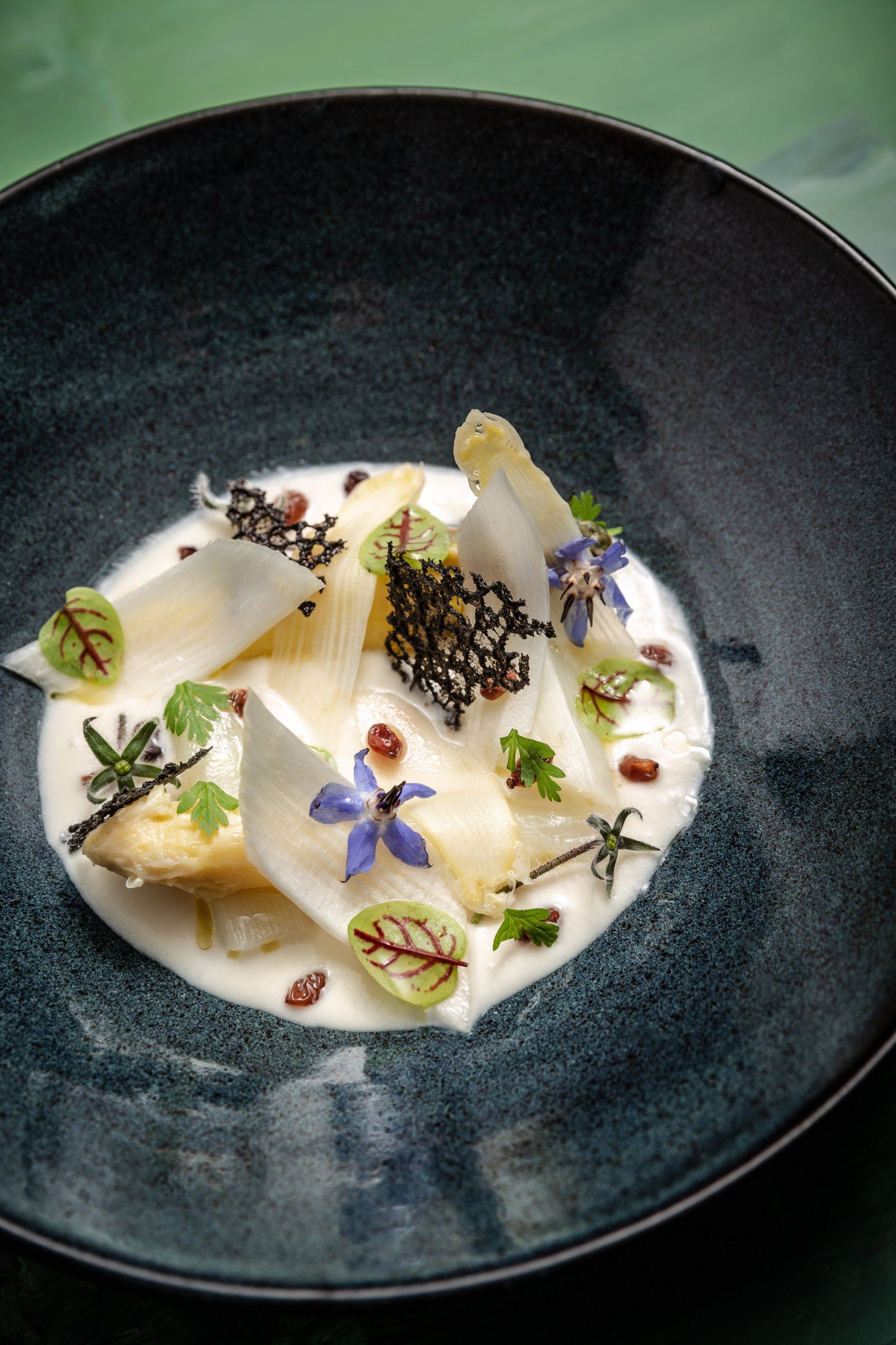 Un gros plan d'un bol de nourriture sur une table.