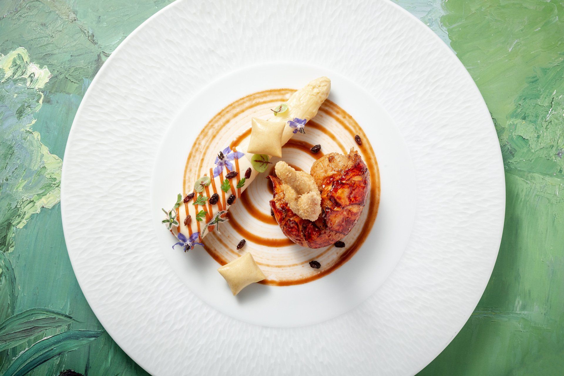 Un gros plan d'une assiette de nourriture sur une table.