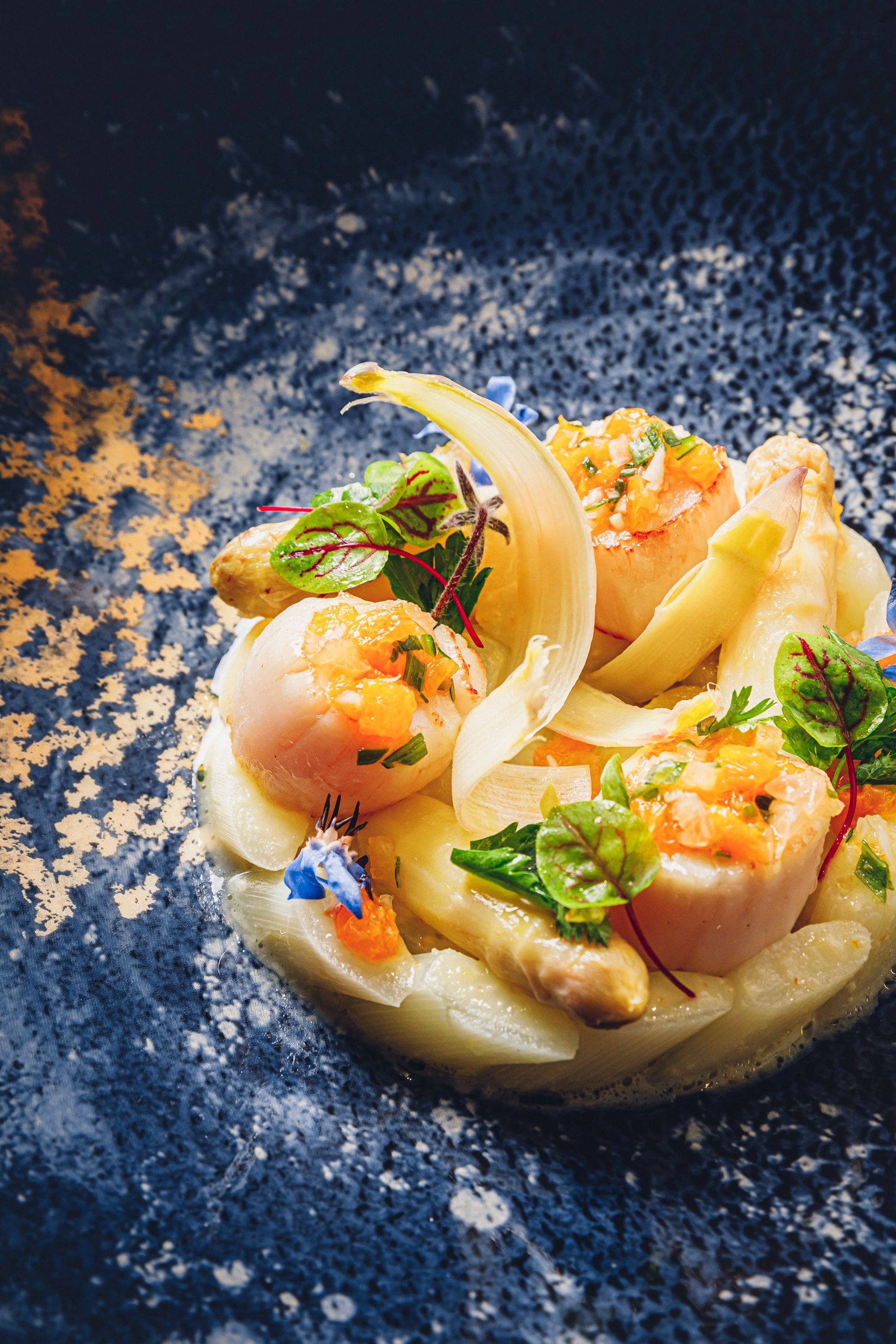 Un gros plan d'une assiette de nourriture sur une table.