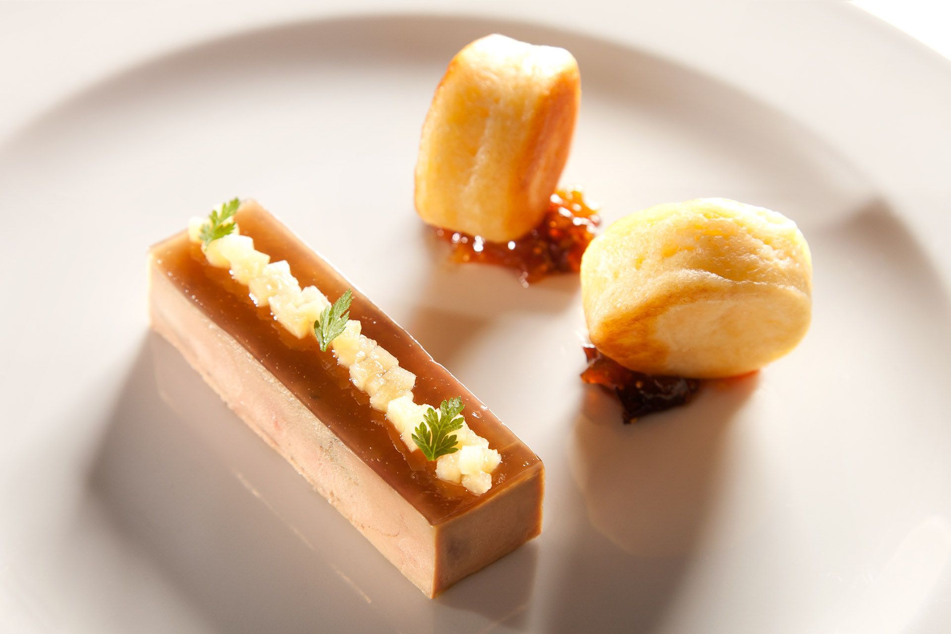 Une assiette blanche garnie de trois types d'aliments différents