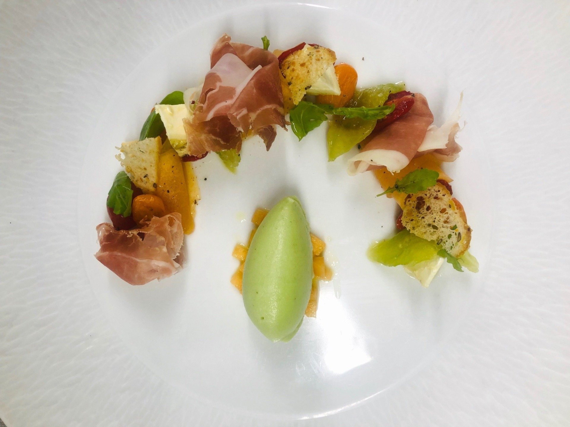 Une assiette de nourriture avec une feuille verte au milieu