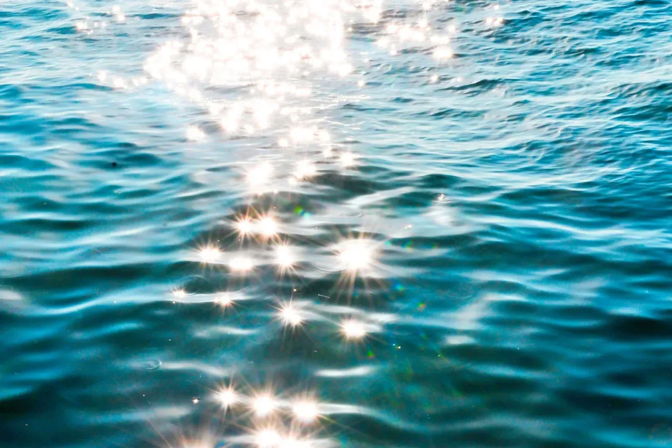 Bright light glare and halos caused by cataracts affecting vision