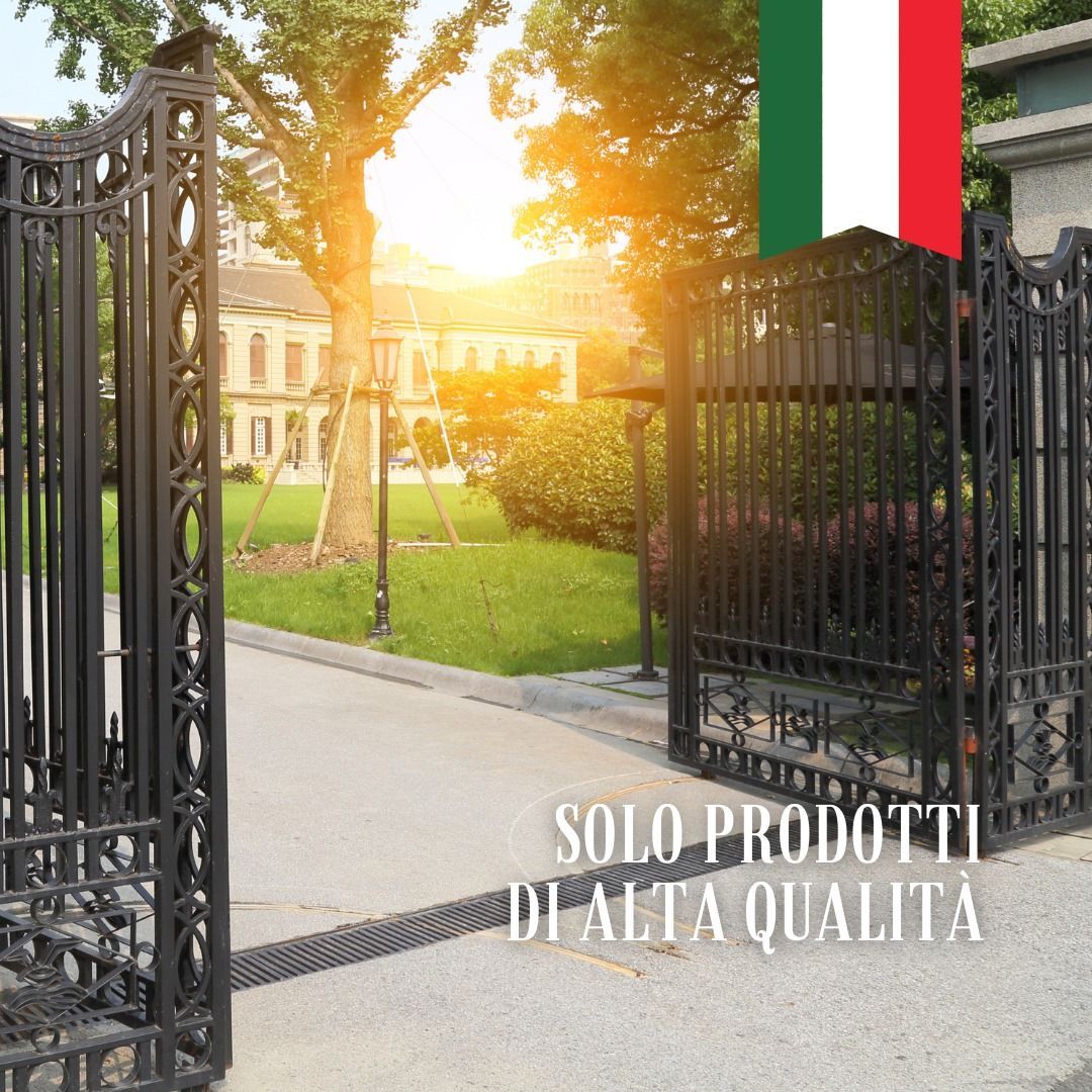 Operai edili in controluce con caschi, gru e computer portatile al tramonto.