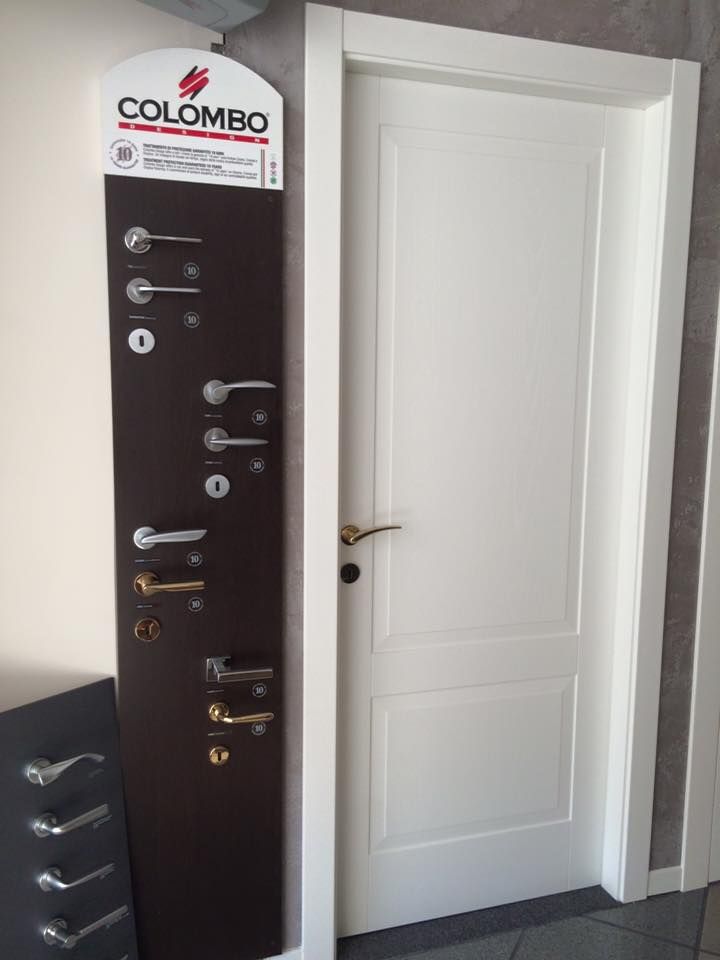 Porta interna bianca con maniglia dorata e ferramenta Colombo.