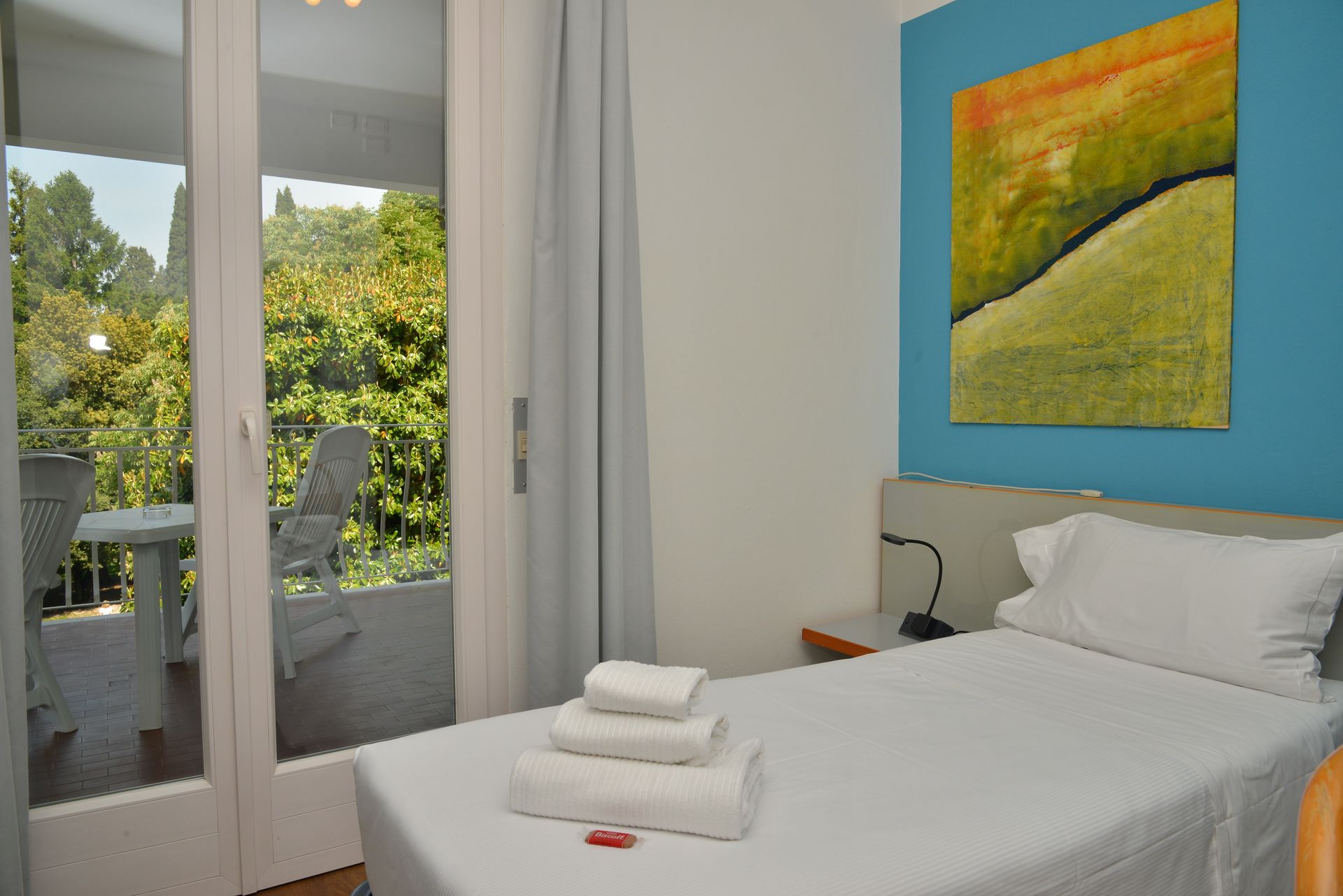 letto in camera tripla con vista lago di garda