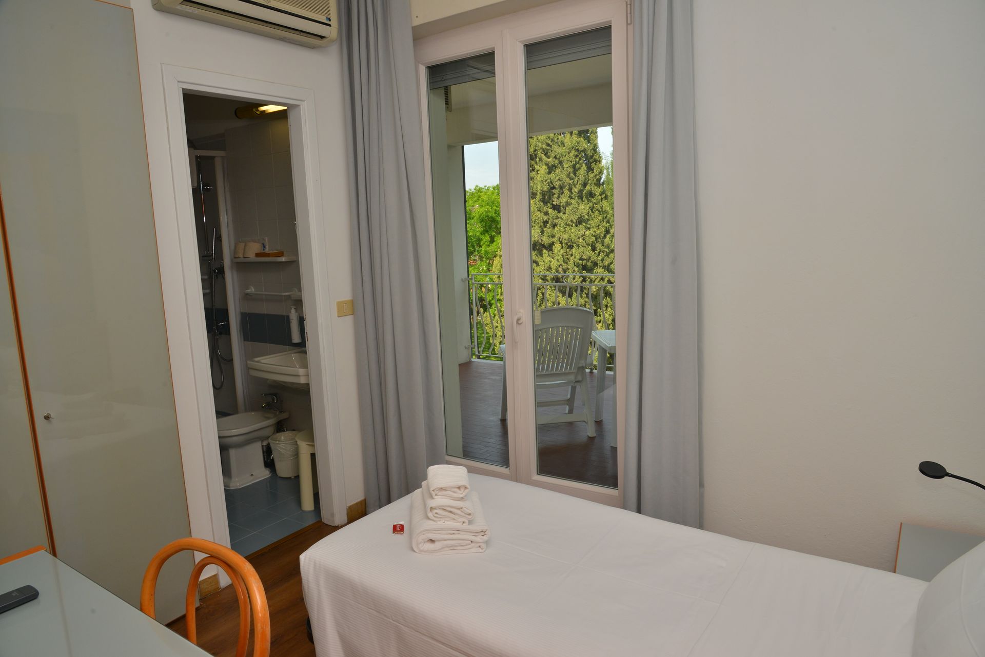 letto in camera tripla con vista lago di garda