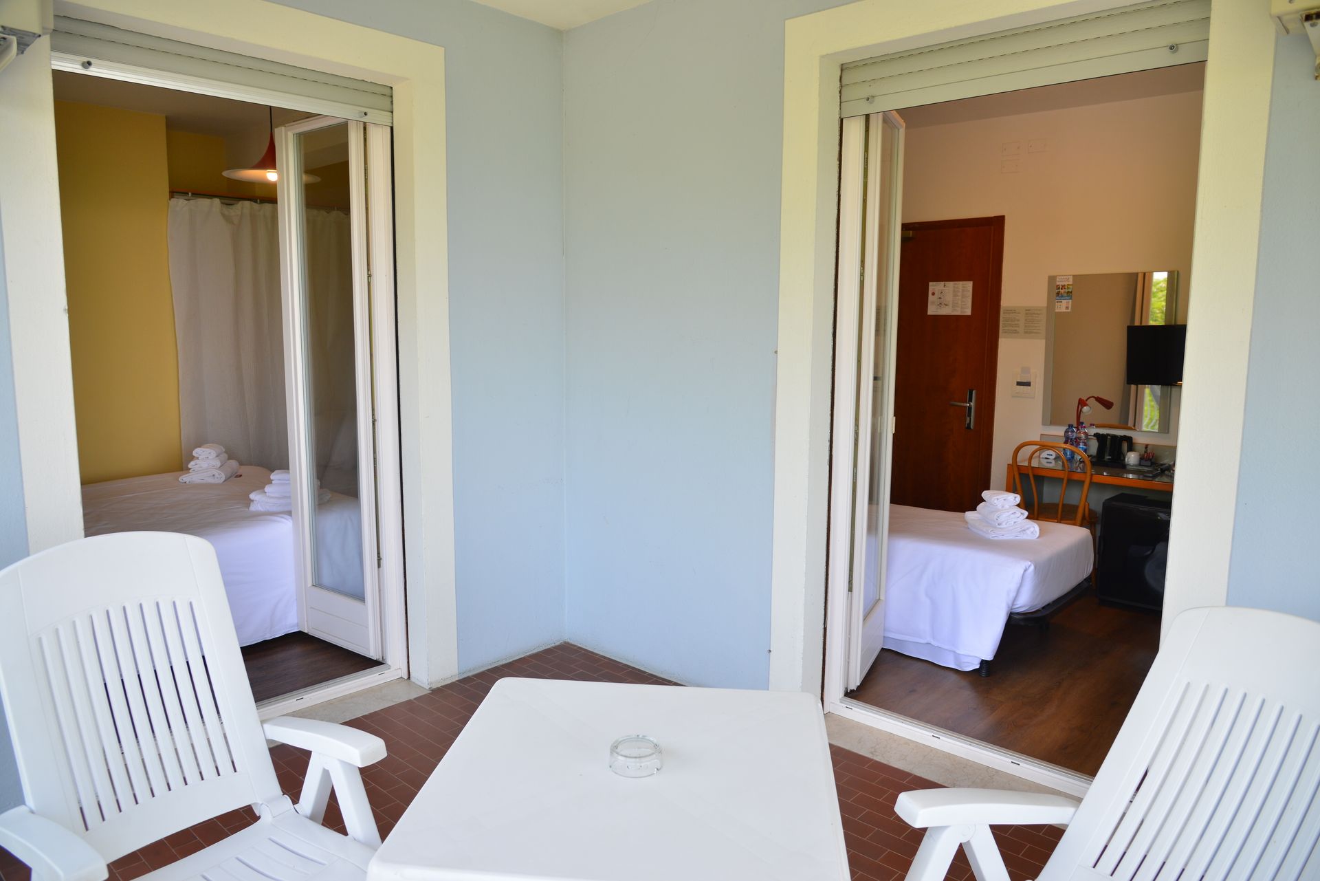 terrazza comuncante in camera tripla con vista lago di garda