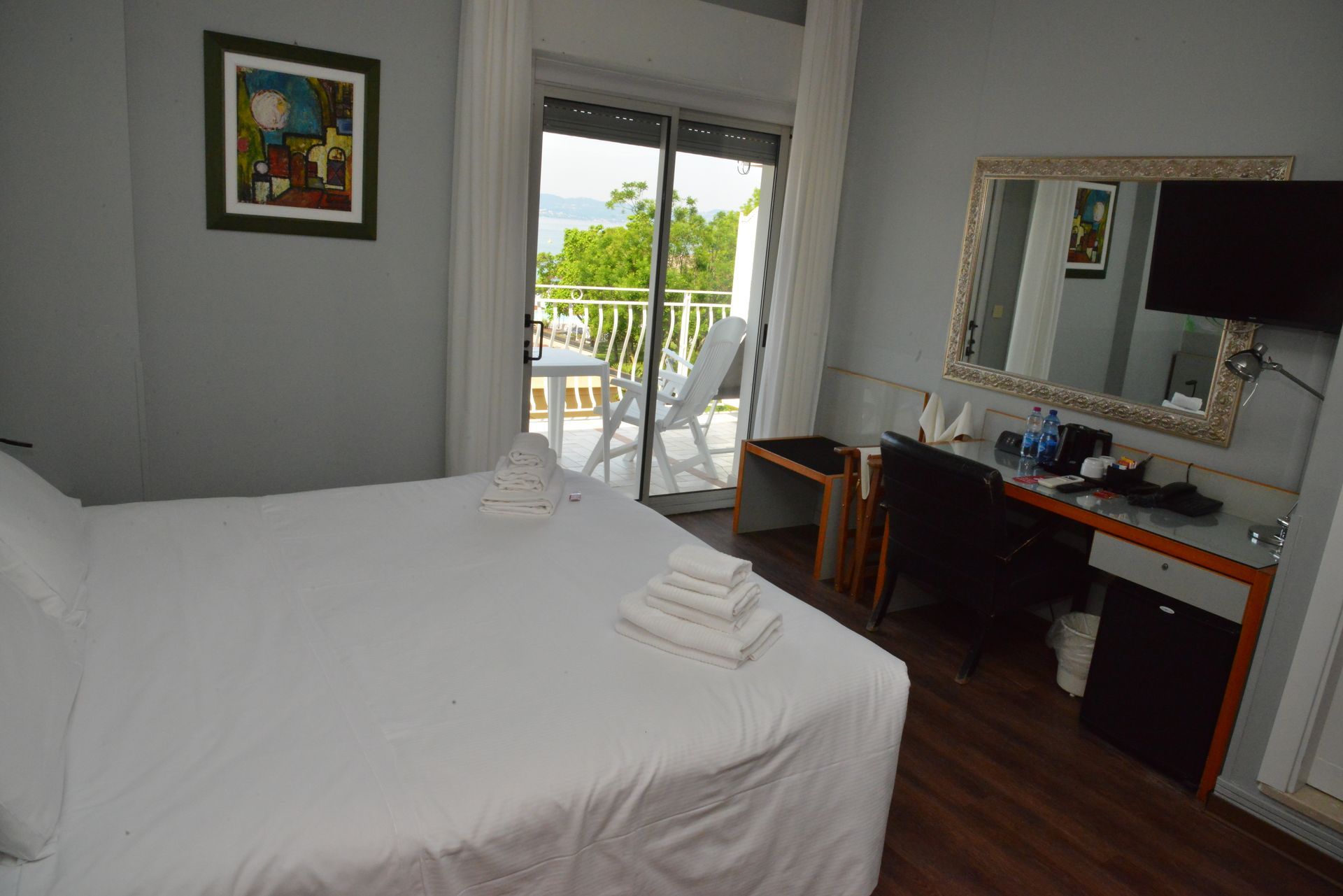 Camera doppia comfort con terrazza vista lago di Garda a Sirmione