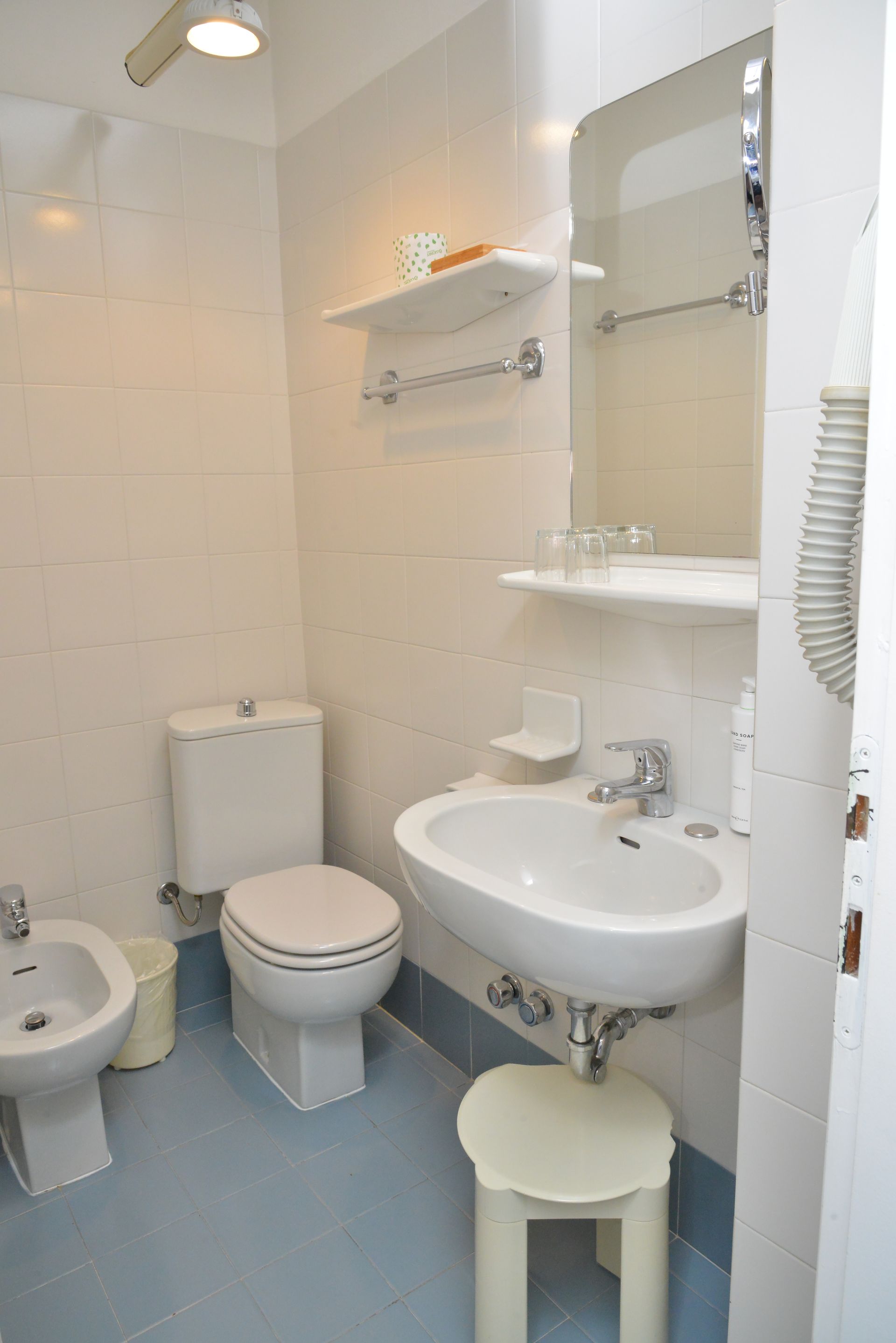 BAgno in Camera doppia comfort con terrazza vista lago di Garda a Sirmione