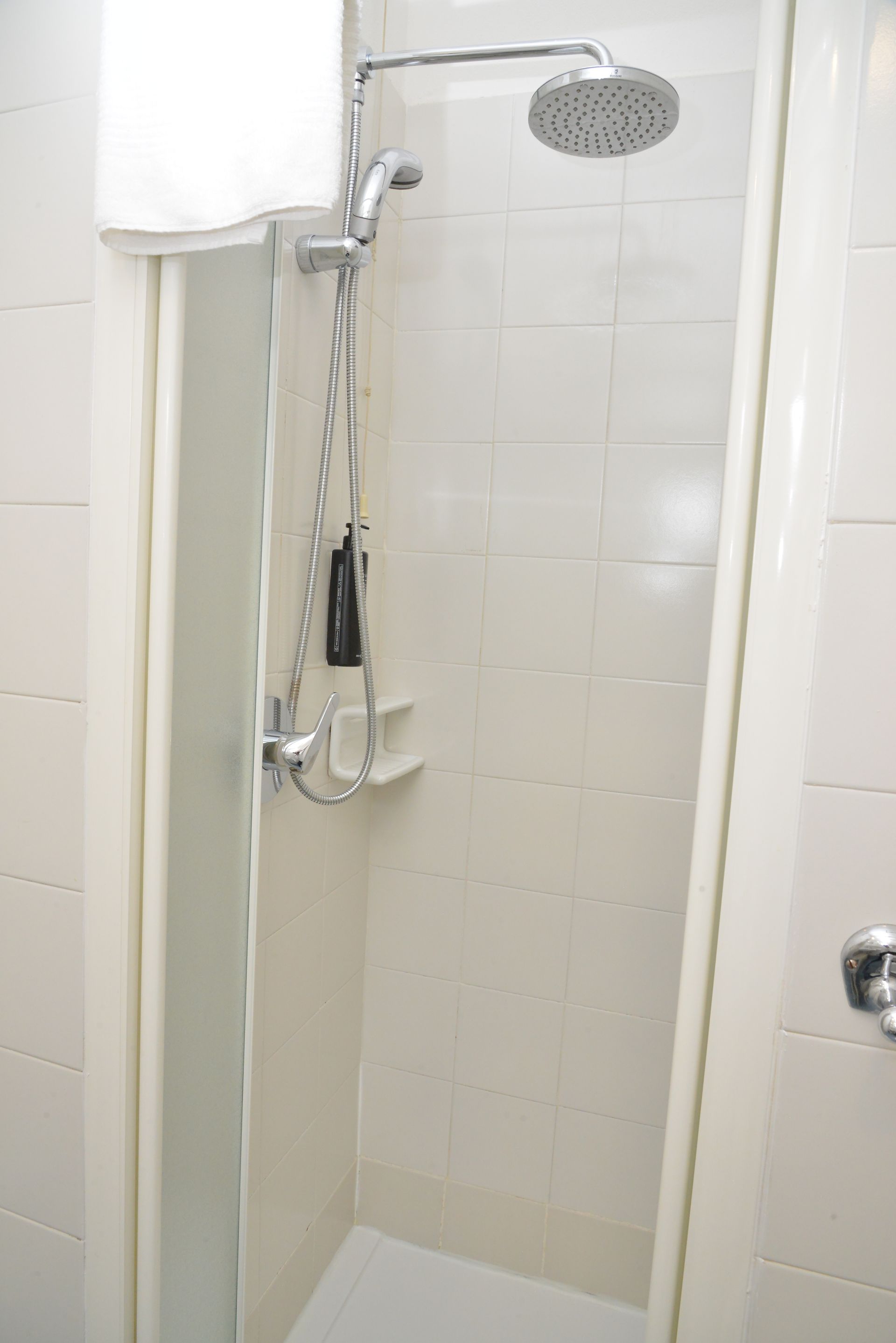 BAgno in Camera doppia comfort con terrazza vista lago di Garda a Sirmione