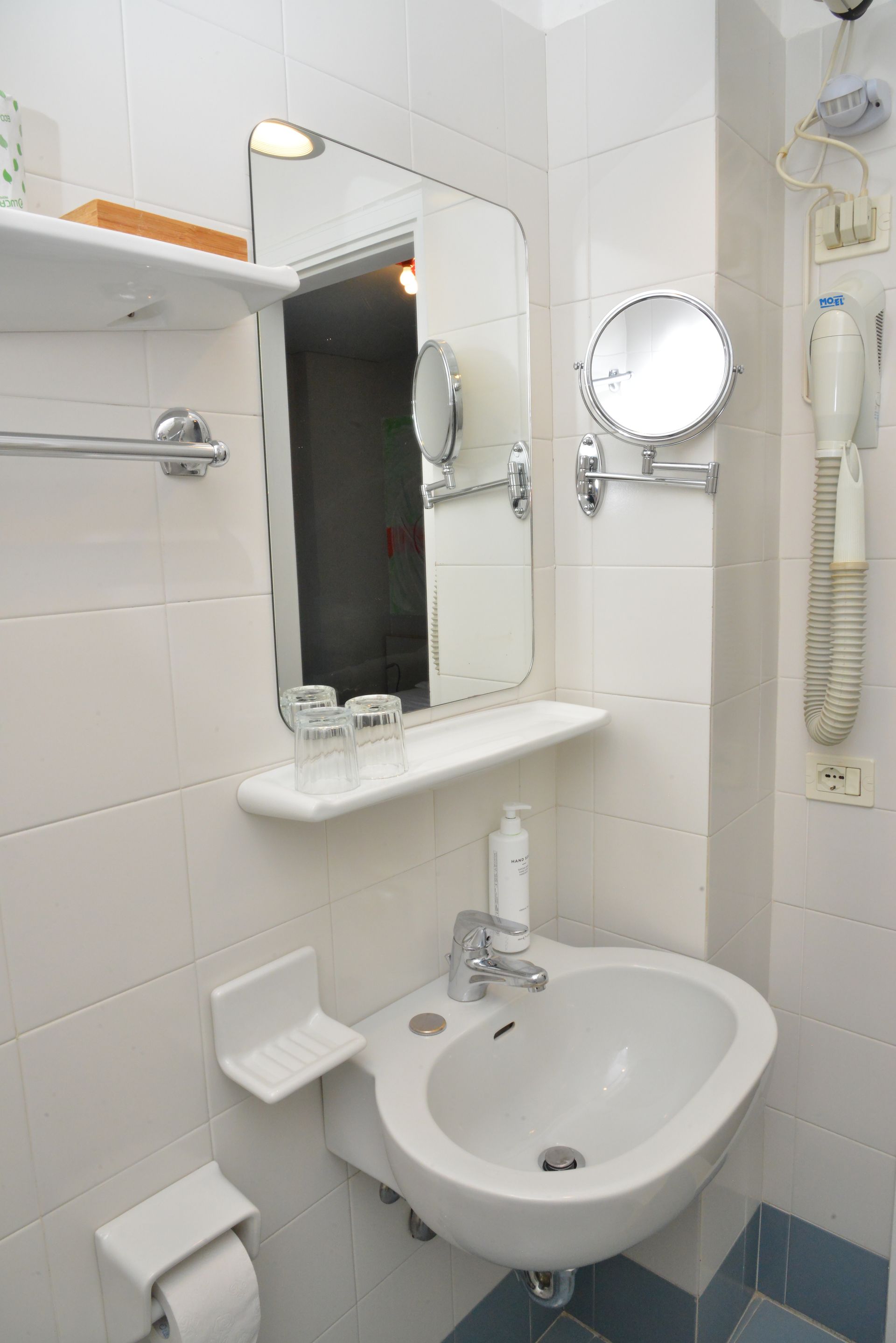 Bagno in Camera doppia comfort con terrazza vista lago di Garda a Sirmione