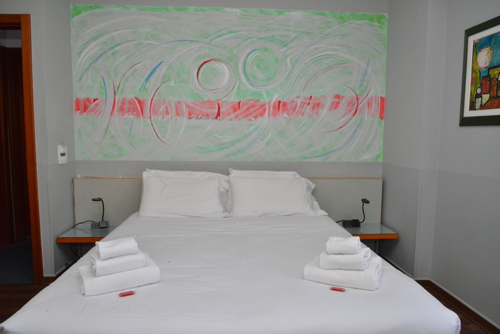 camera doppia standard letto matrimoniale con vista centro storico