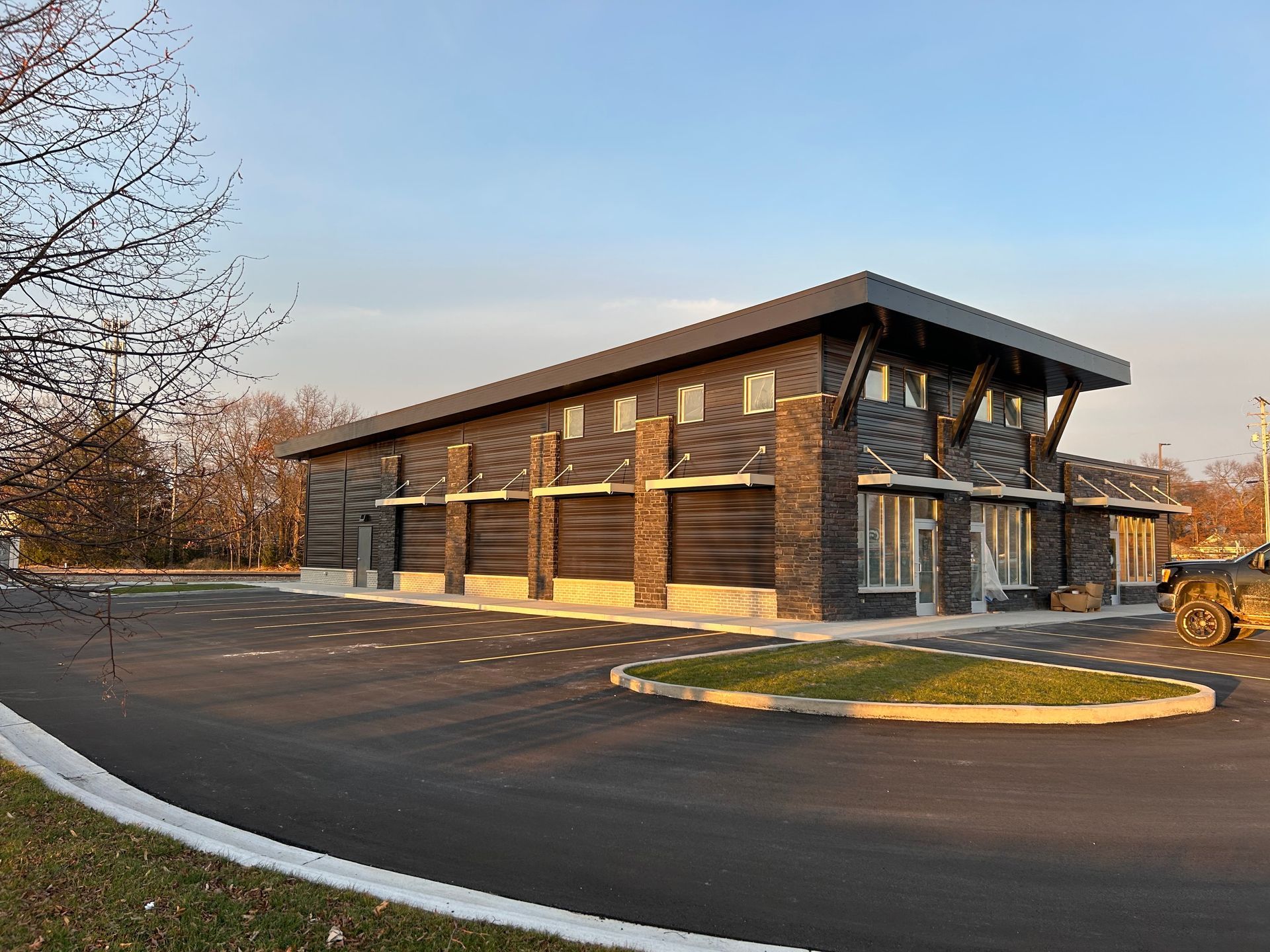 A large building with a car parked in front of it.
