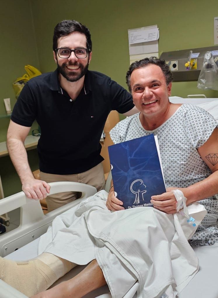 Doutor Thomas é especialista que atua na área de reconstrução de nervos e já operou pacientes do mundo todo. Médico que atua na área de nervos periféricos e síndrome do pé caído.