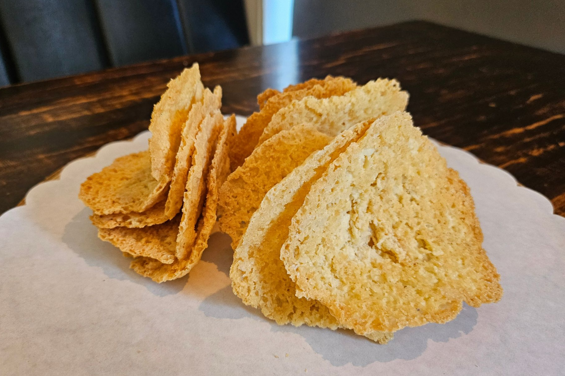 Een klein hoopje dunne, goudbruine, knapperige koekjes.