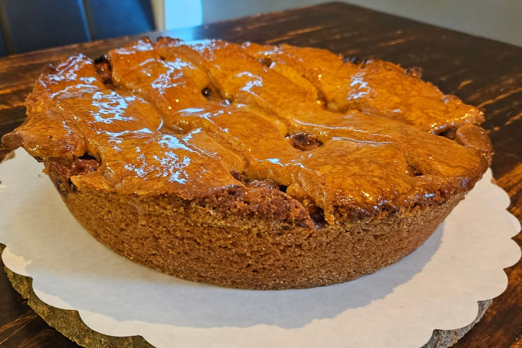 Een goudbruine taart met een rasterpatroon.