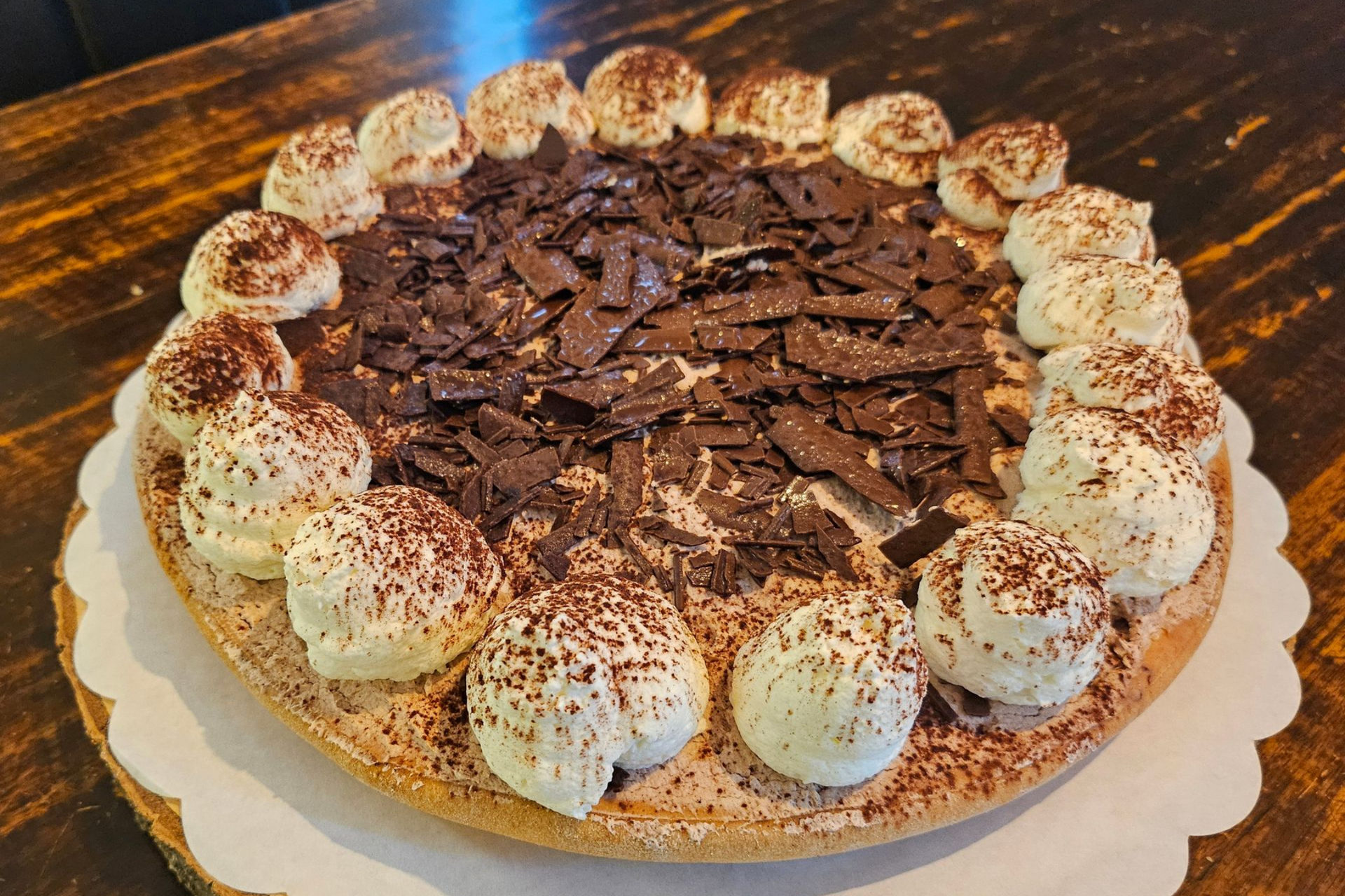 Chocoladetaart met toefjes slagroom en chocoladeschaafsel.