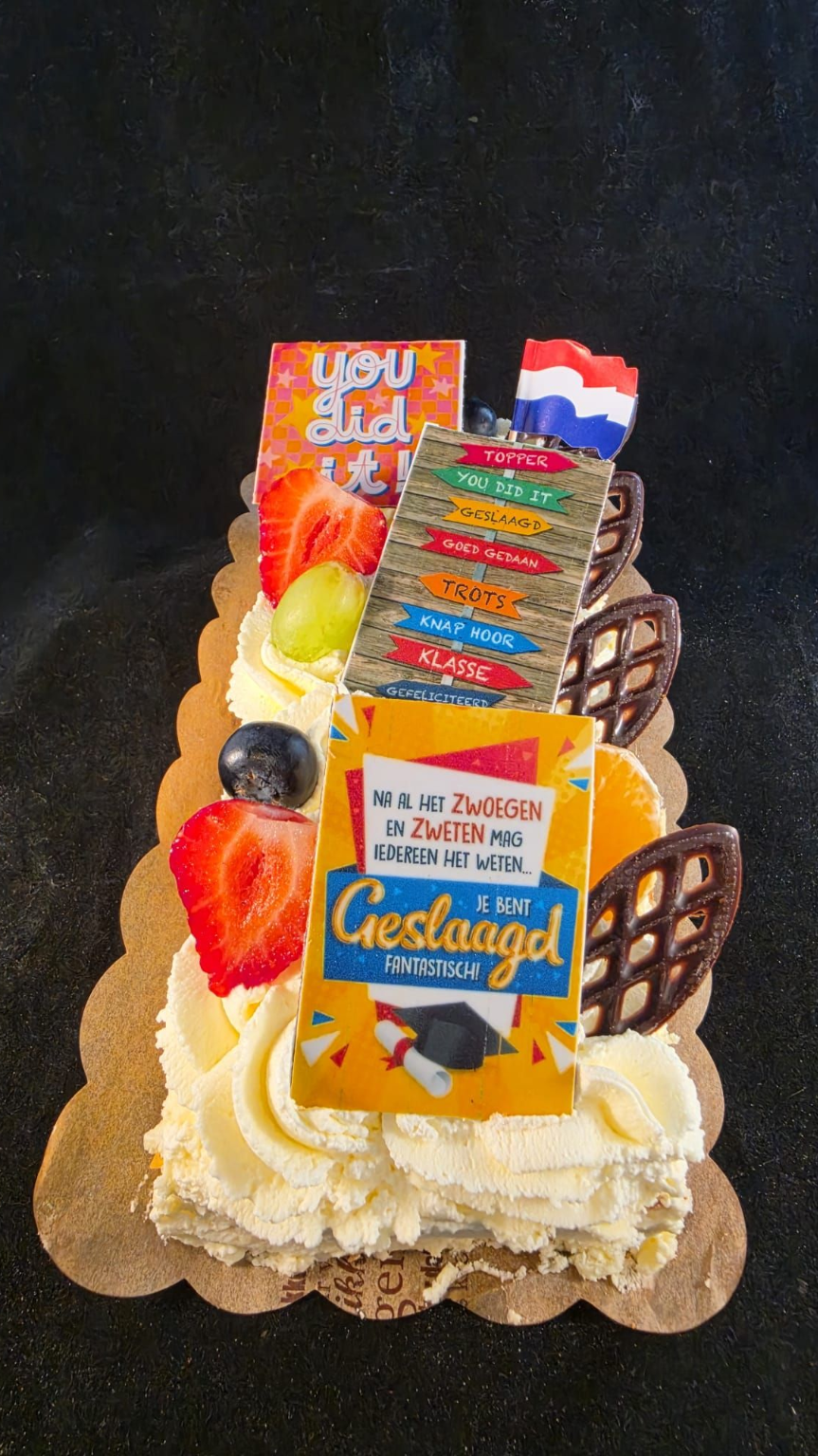 Een kleurrijke dessertpresentatie met slagroom, aardbeien, chocolade en snoep.