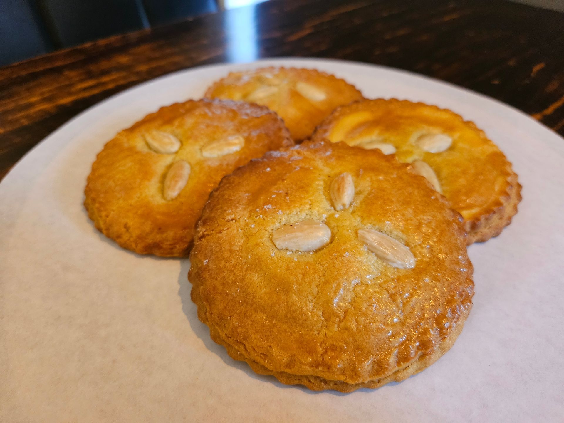 Vier goudbruine amandelkoekje.