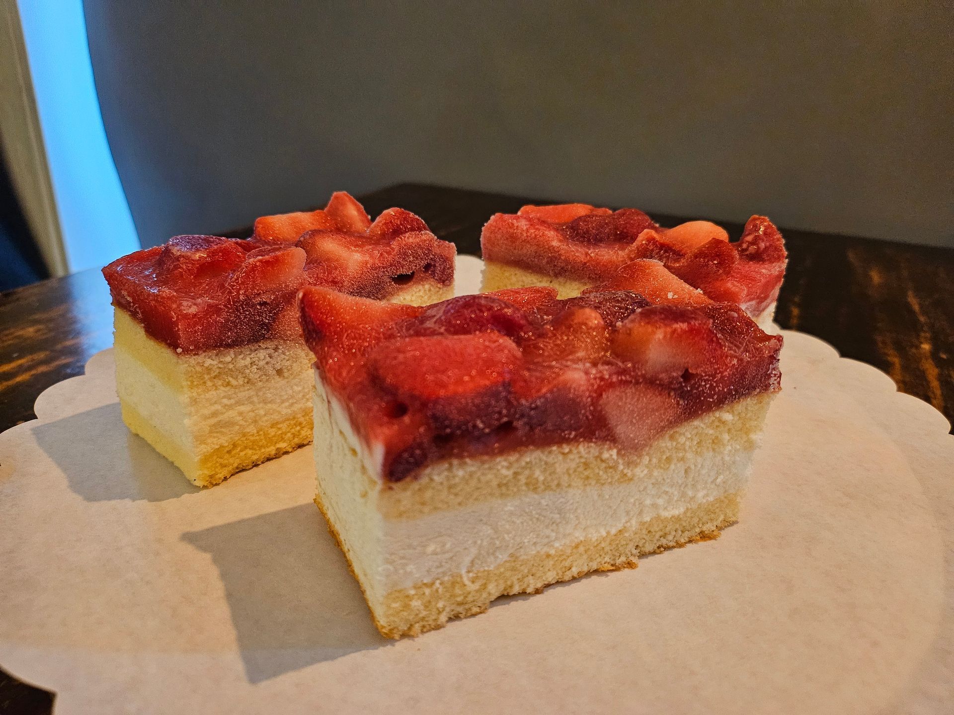Plakjes aardbeiencheesecake.