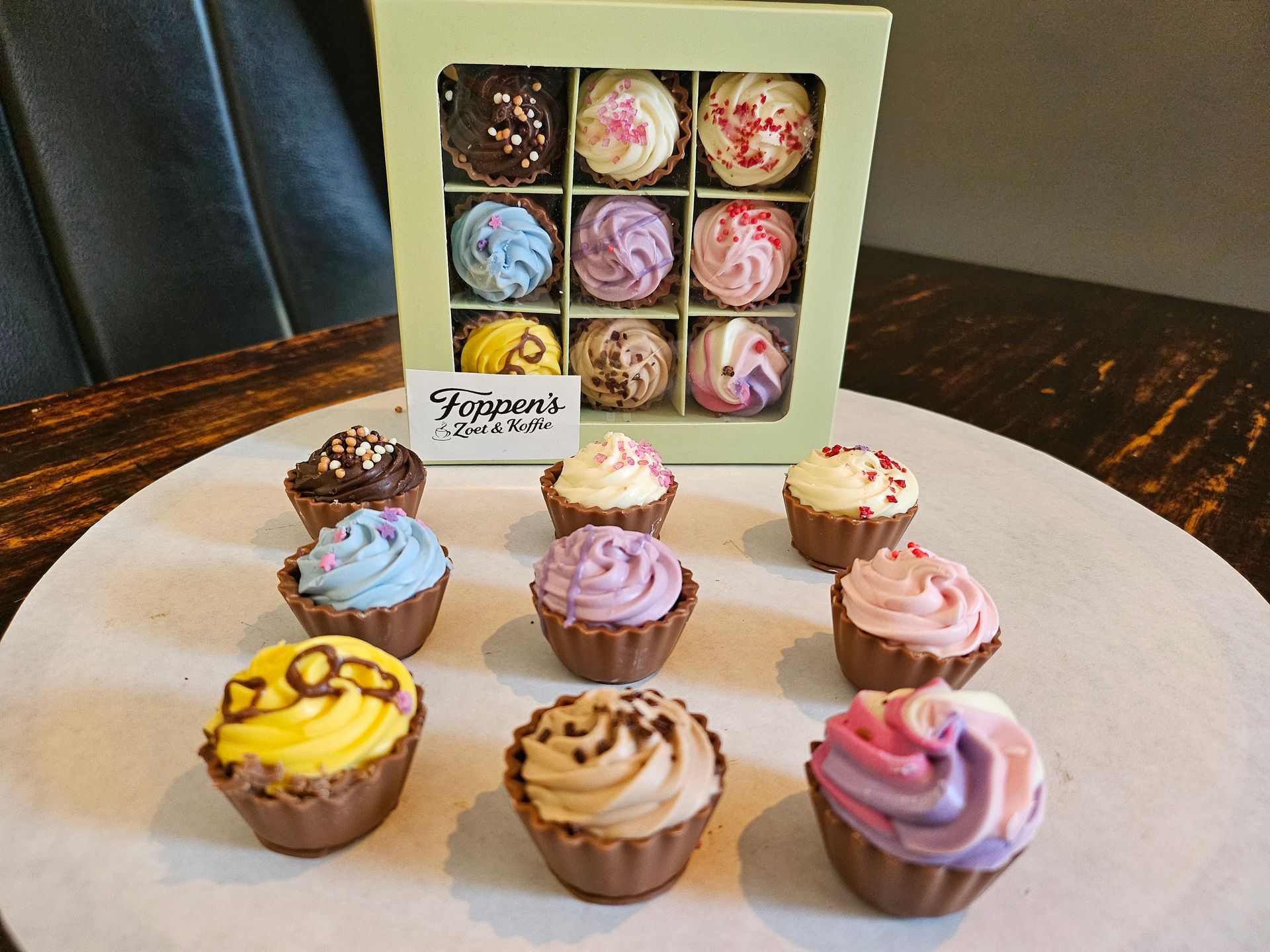 Cupcakes met een pastelkleurige cupcake-geschenkdoos.